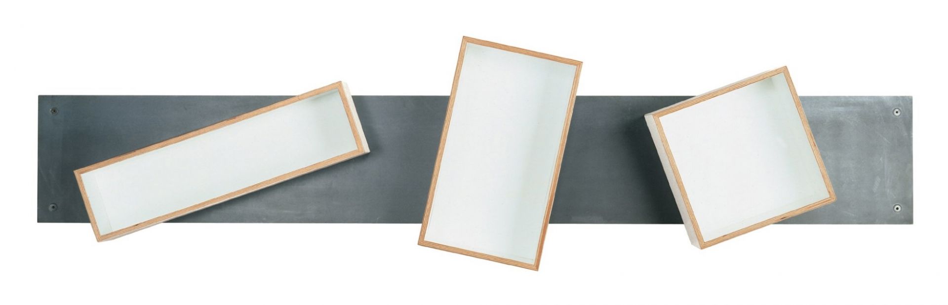 Magnetique Regal von Moormann: Drei weiße Regalkästen aus Holz an einer grauen Magnetleiste.