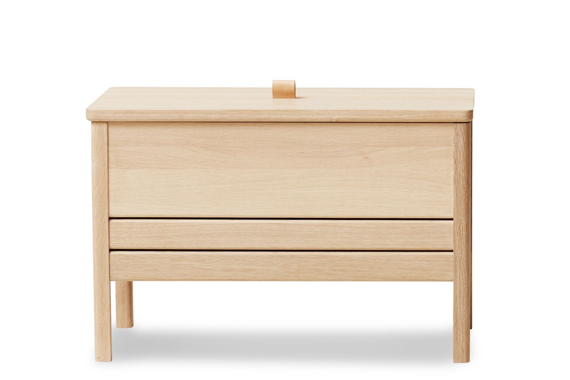 A Line Truhenbank aus Eiche, weiß geölt, mit zwei Schubladen und Holzgriff.