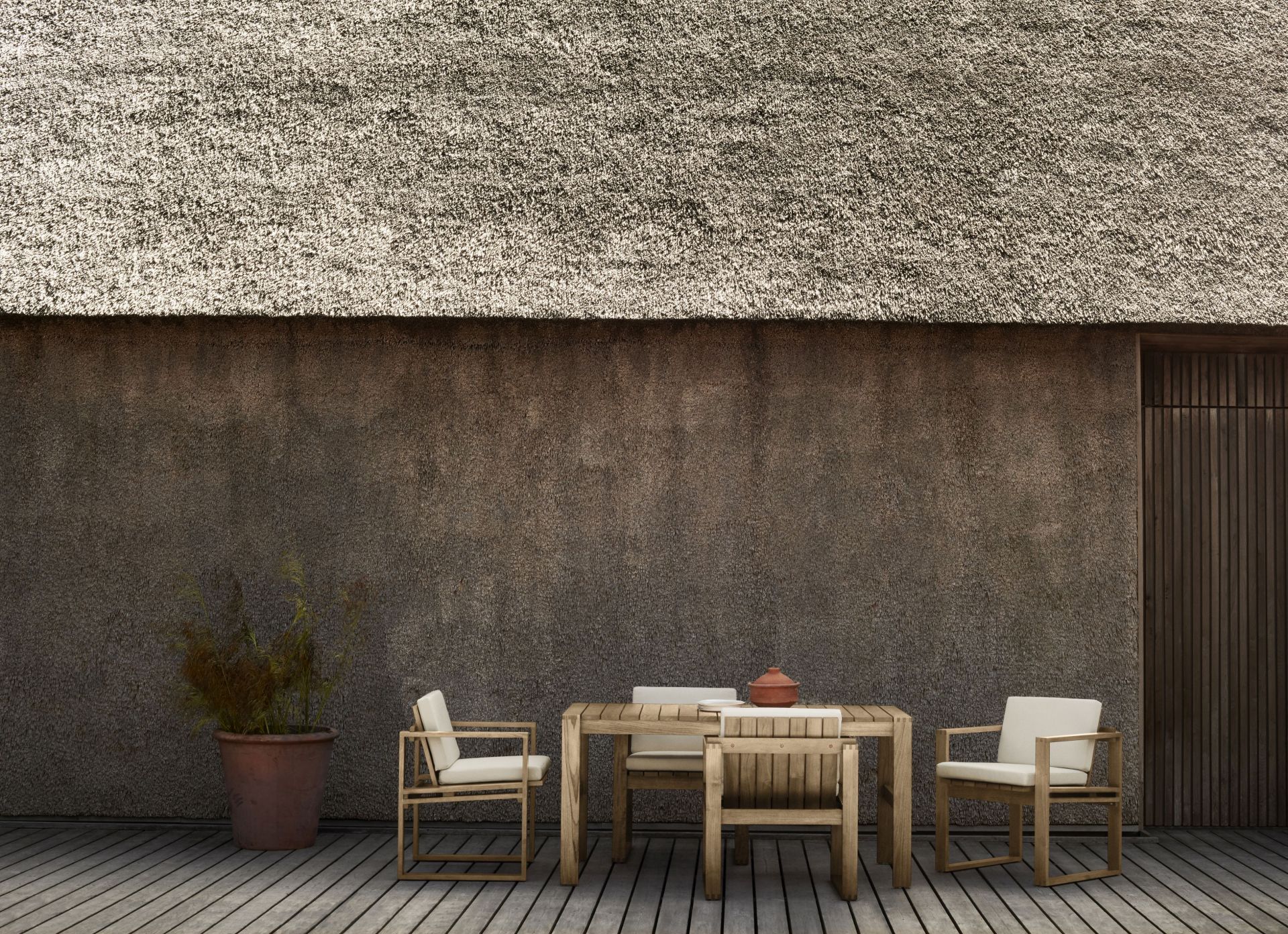 Bodil Kjaer Esstisch Outdoor von Carl Hansen & Søn mit Stühlen auf Holzterrasse.