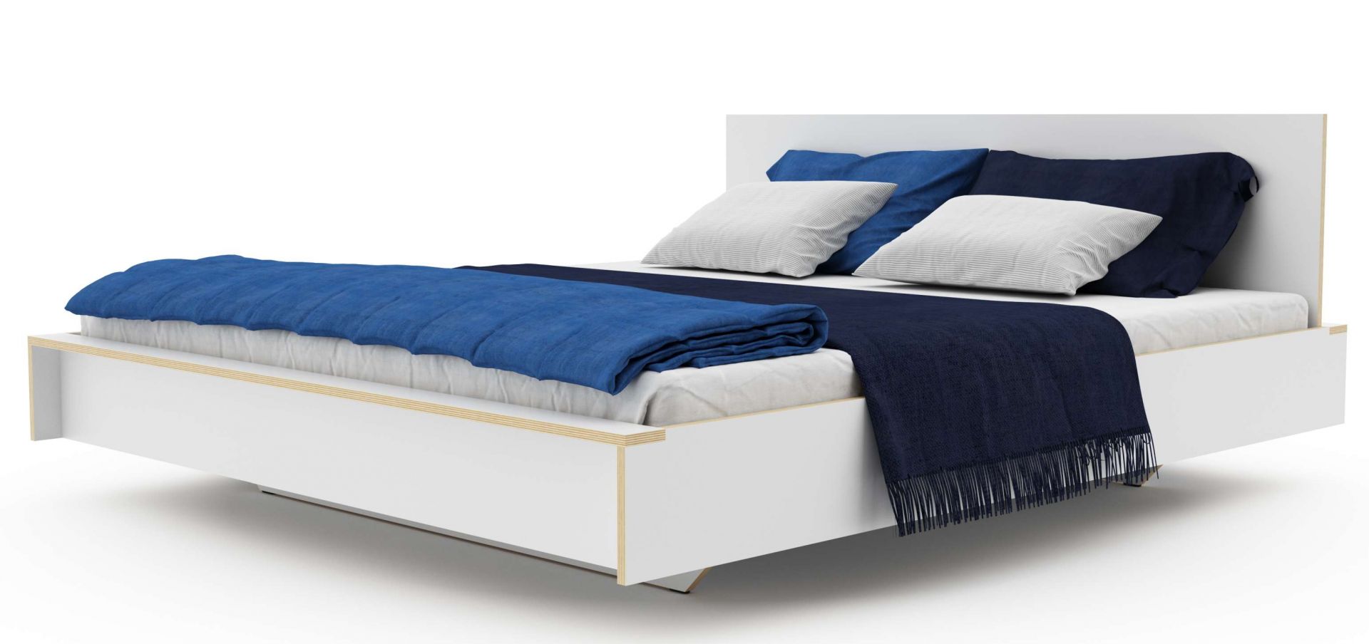 Weißes Flai Bett von Müller Möbelwerkstätten mit Kopfteil, blauen Kissen und Decken.