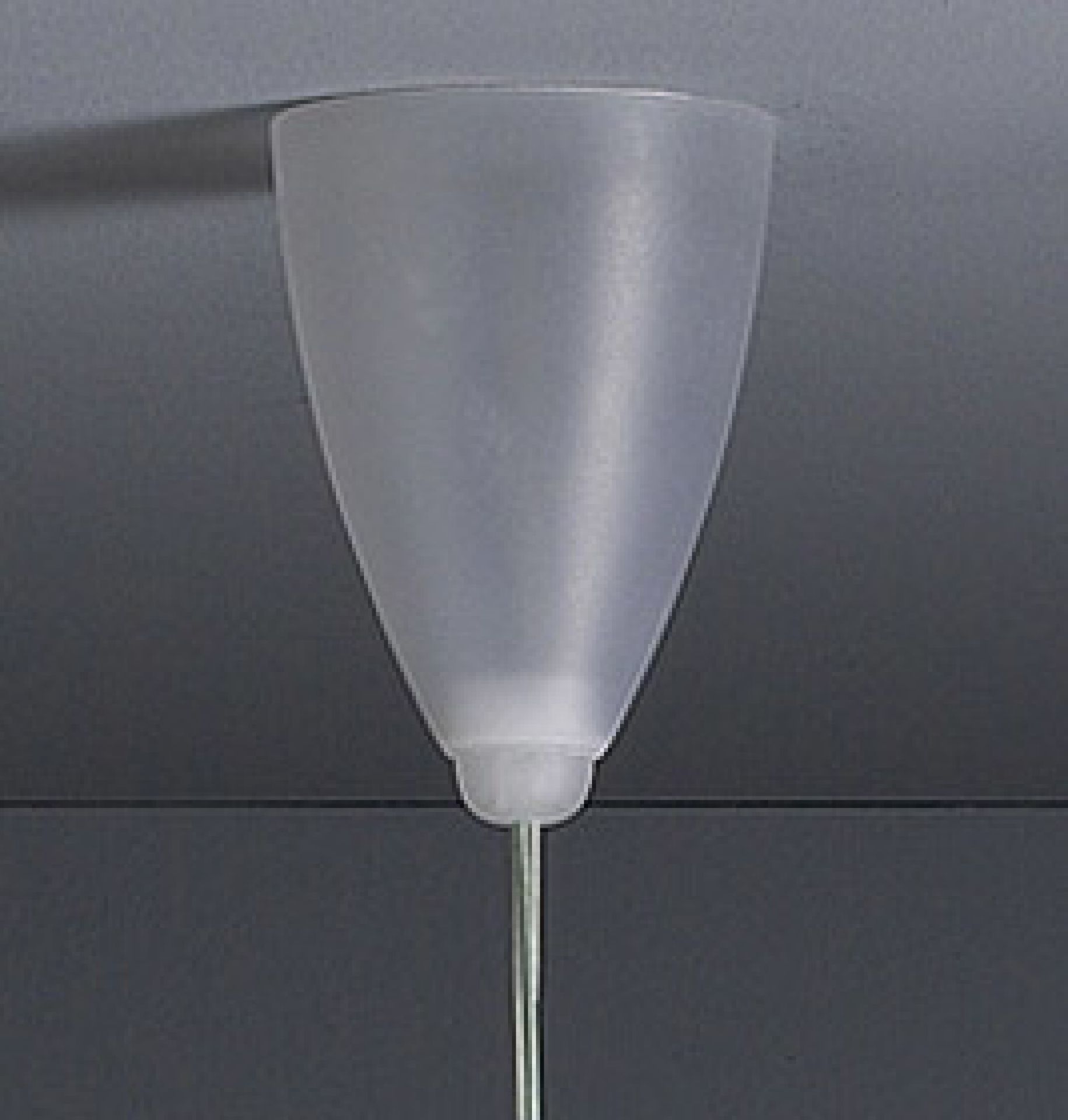 HLWS 04 Pendelleuchte Tecnolumen: Detailaufnahme der Milchglas-Hängelampe, moderne Deckenleuchte für Wohnraum und Büro.