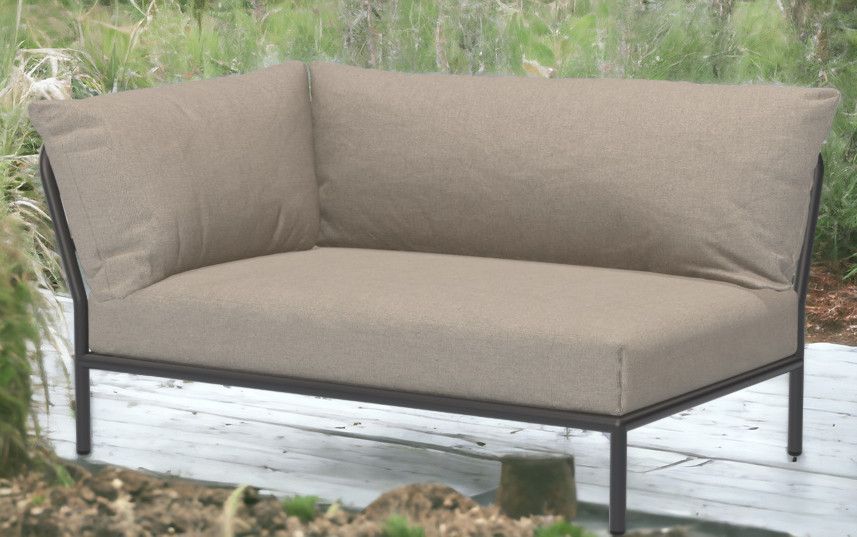 Houe Level 2 Outdoor Sofa Ecke links mit beigen Polstern und dunklem Rahmen.