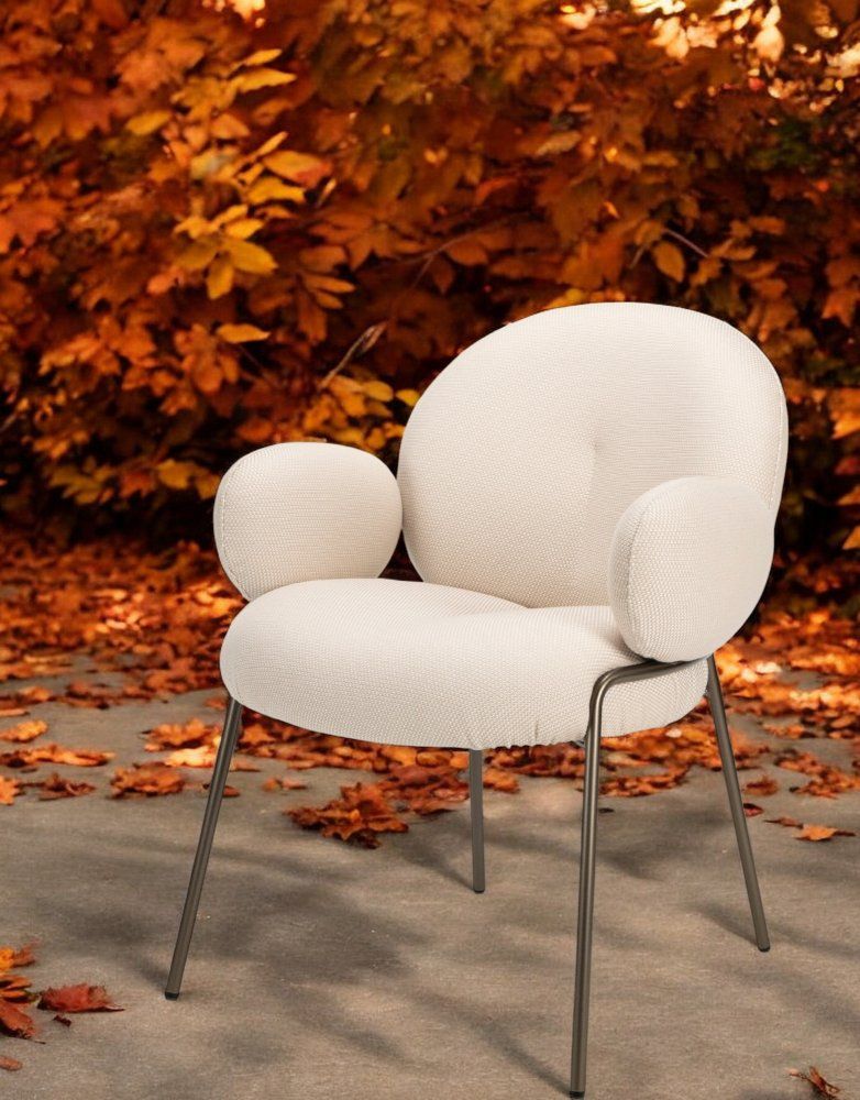 Nana Outdoor Armchair von Freifrau Manufaktur: Weißer Armlehnenstuhl mit hohen Armlehnen für den Garten.