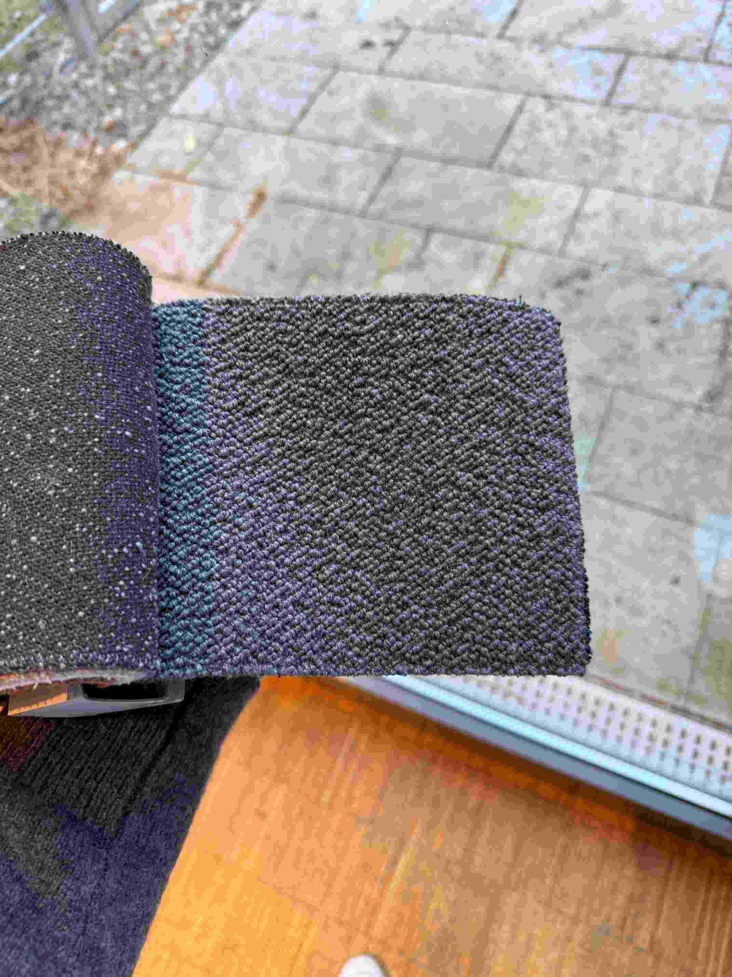 Nahaufnahme des Quilton Sofa Lounge Stoffmusters in Grau und Blau.