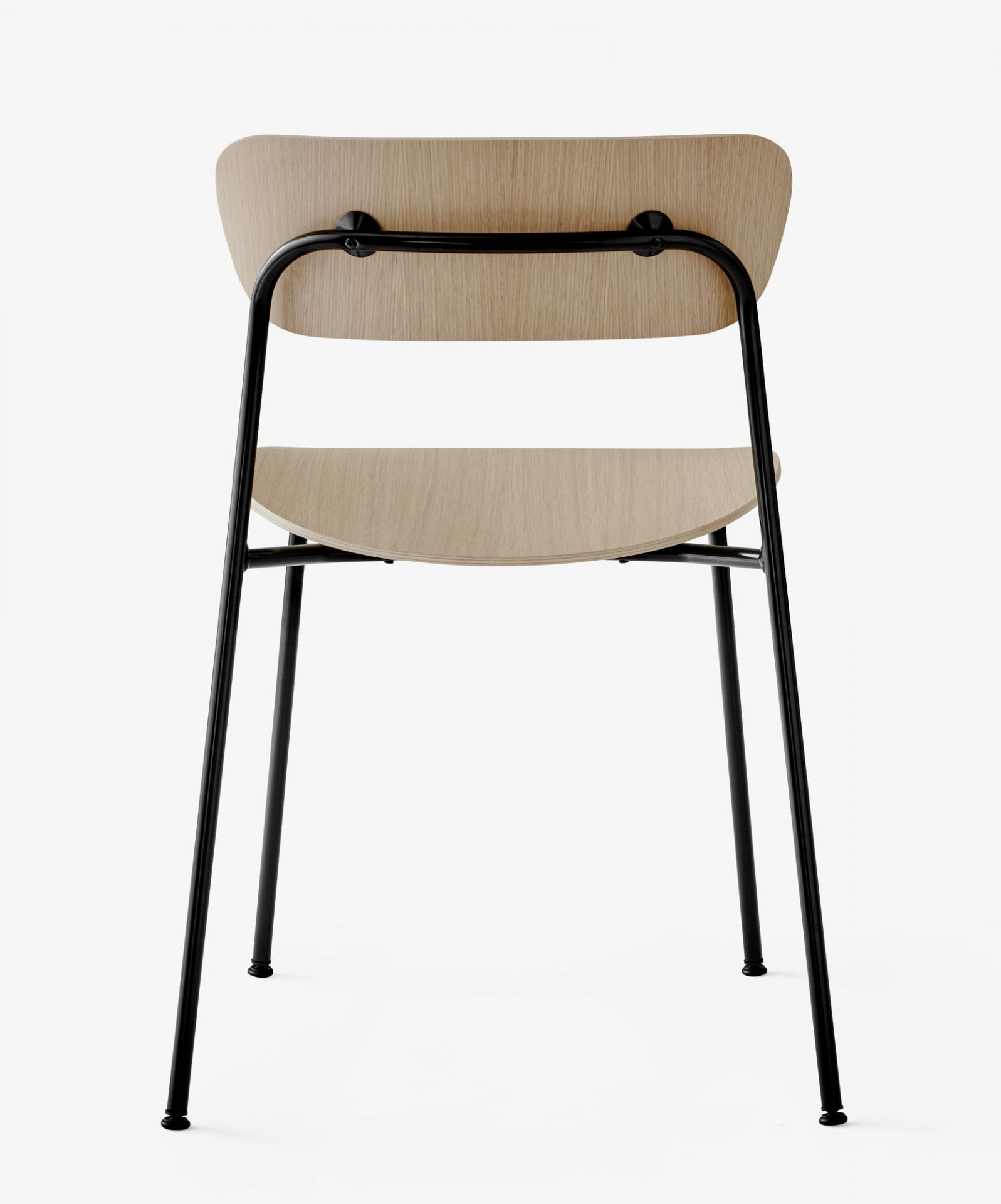 Rückansicht des AndTradition Pavilion AV1 Stuhls mit hellem Holz und schwarzem Metallgestell.