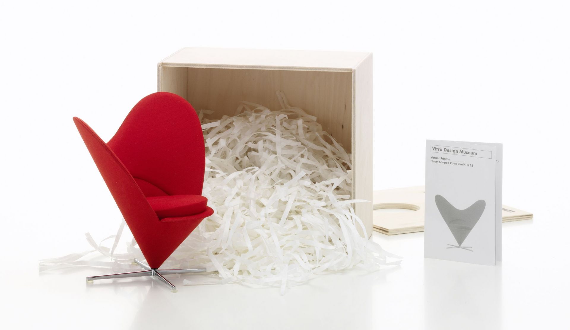 Roter Heart Cone Chair Miniatur Stuhl von Vitra, Designklassiker in Geschenkverpackung.