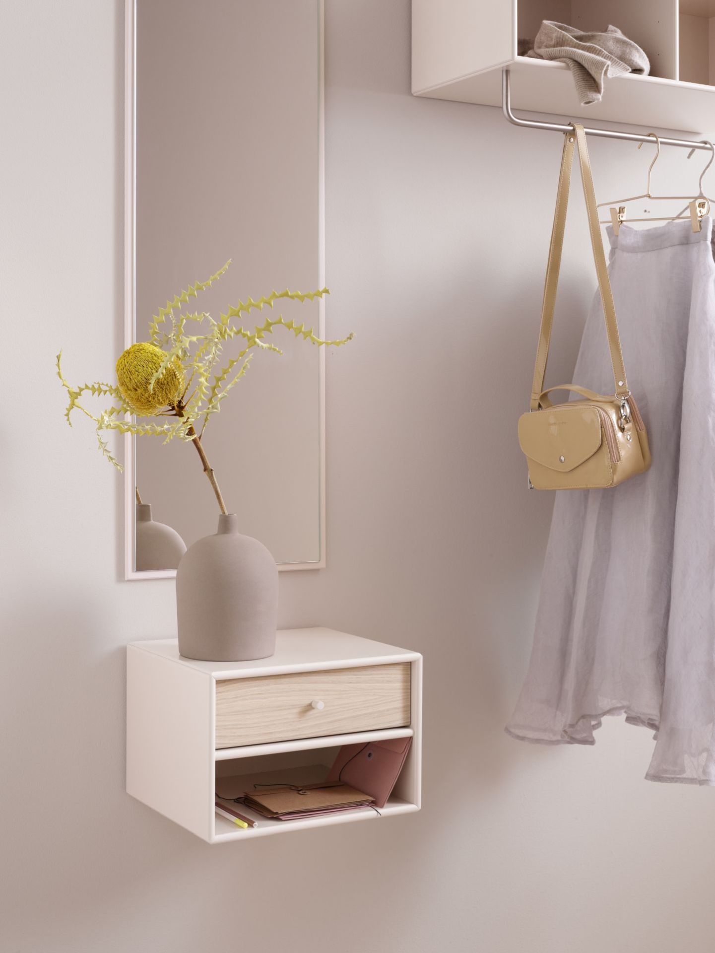 Wandmontierter Dash Nachttisch in Fennel Montana mit Schublade und Ablage, moderne Schlafzimmermöbel.