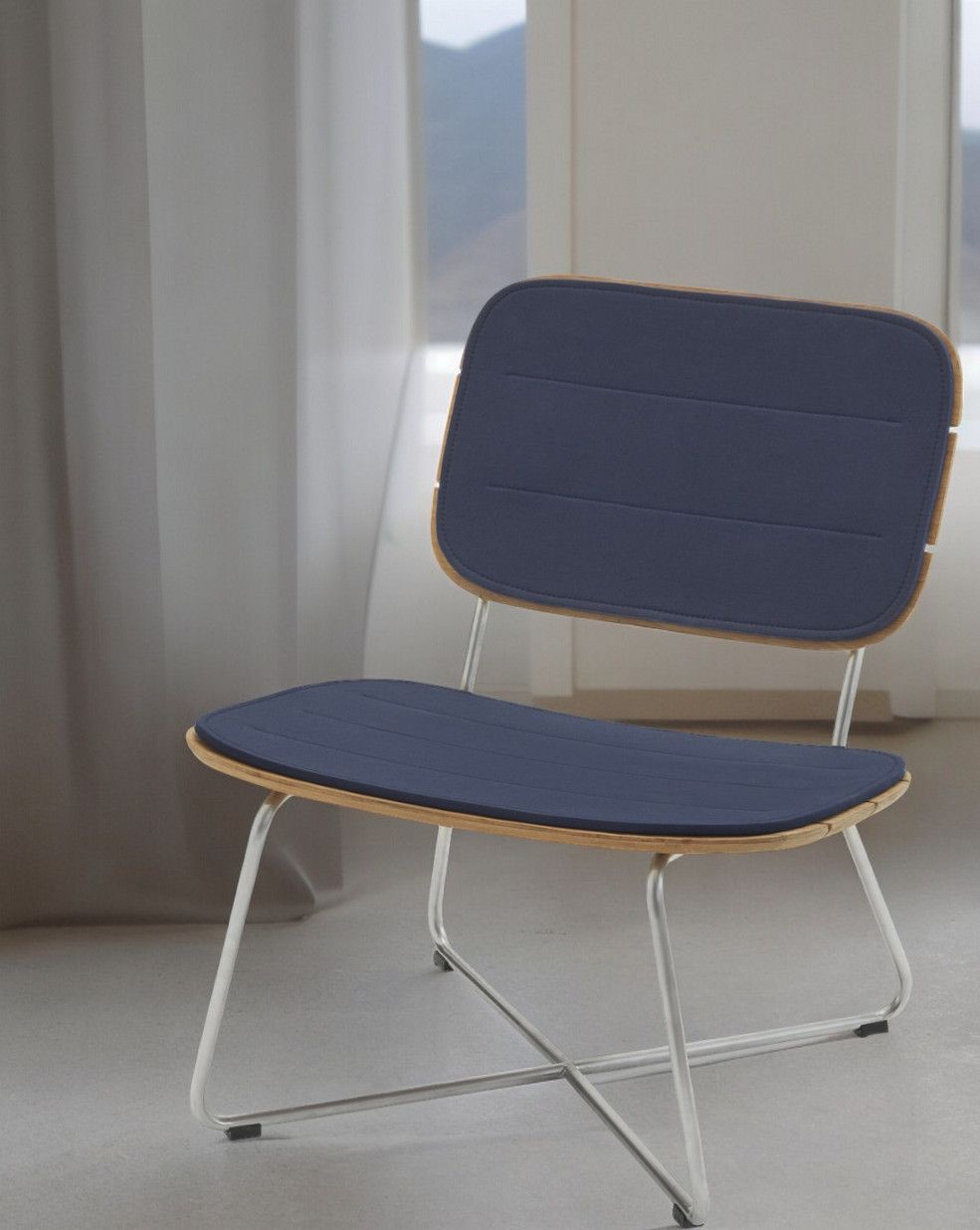 Lilium Lounge Chair mit blauem Sitzkissen von Skagerak by Fritz Hansen, Outdoor geeignet.