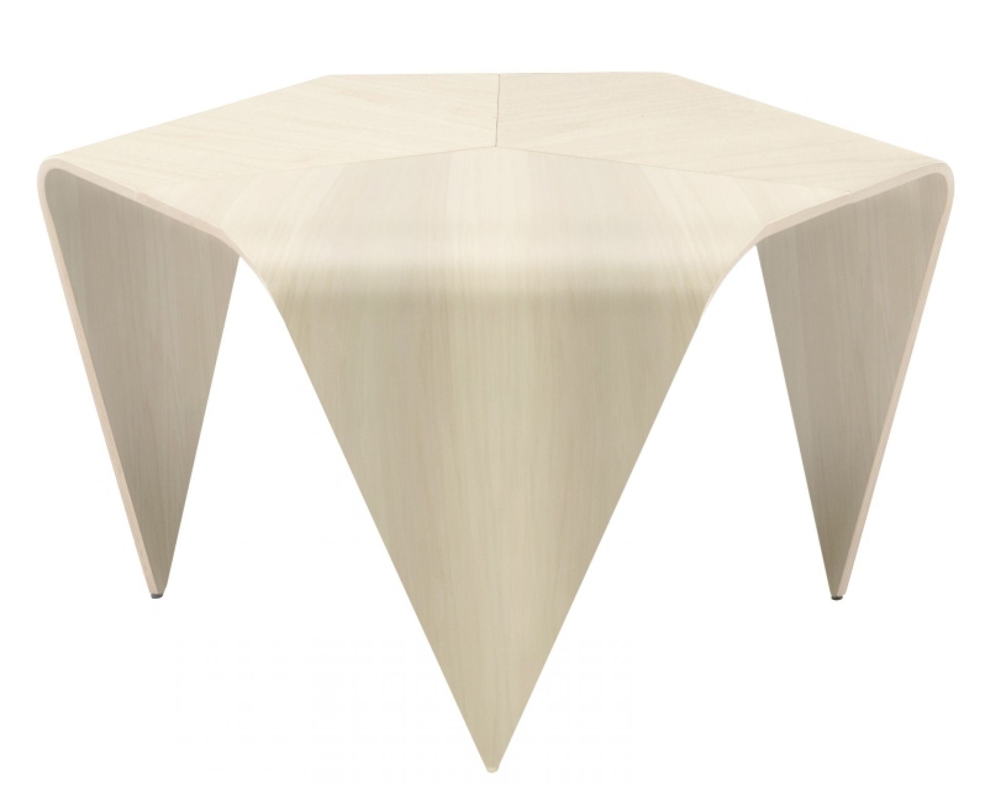 Artek Trienna Couchtisch aus hellem Holz, sechseckige Tischplatte und dreieckige Beine, modernes Design.