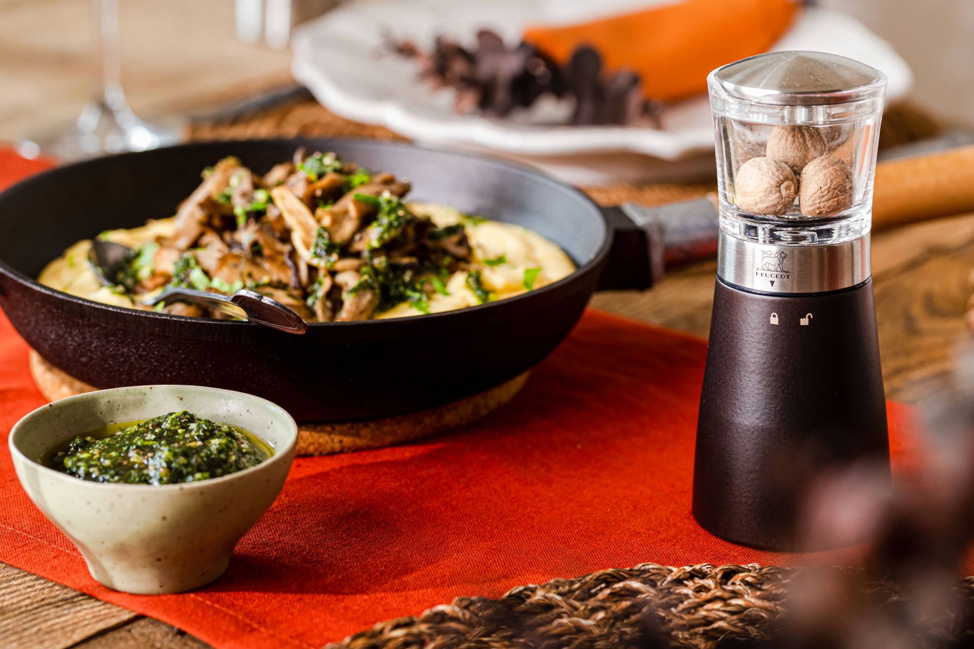 Peugeot Muskatmühle Daman aus Holz und Acryl mit Muskatnüssen auf gedecktem Tisch.