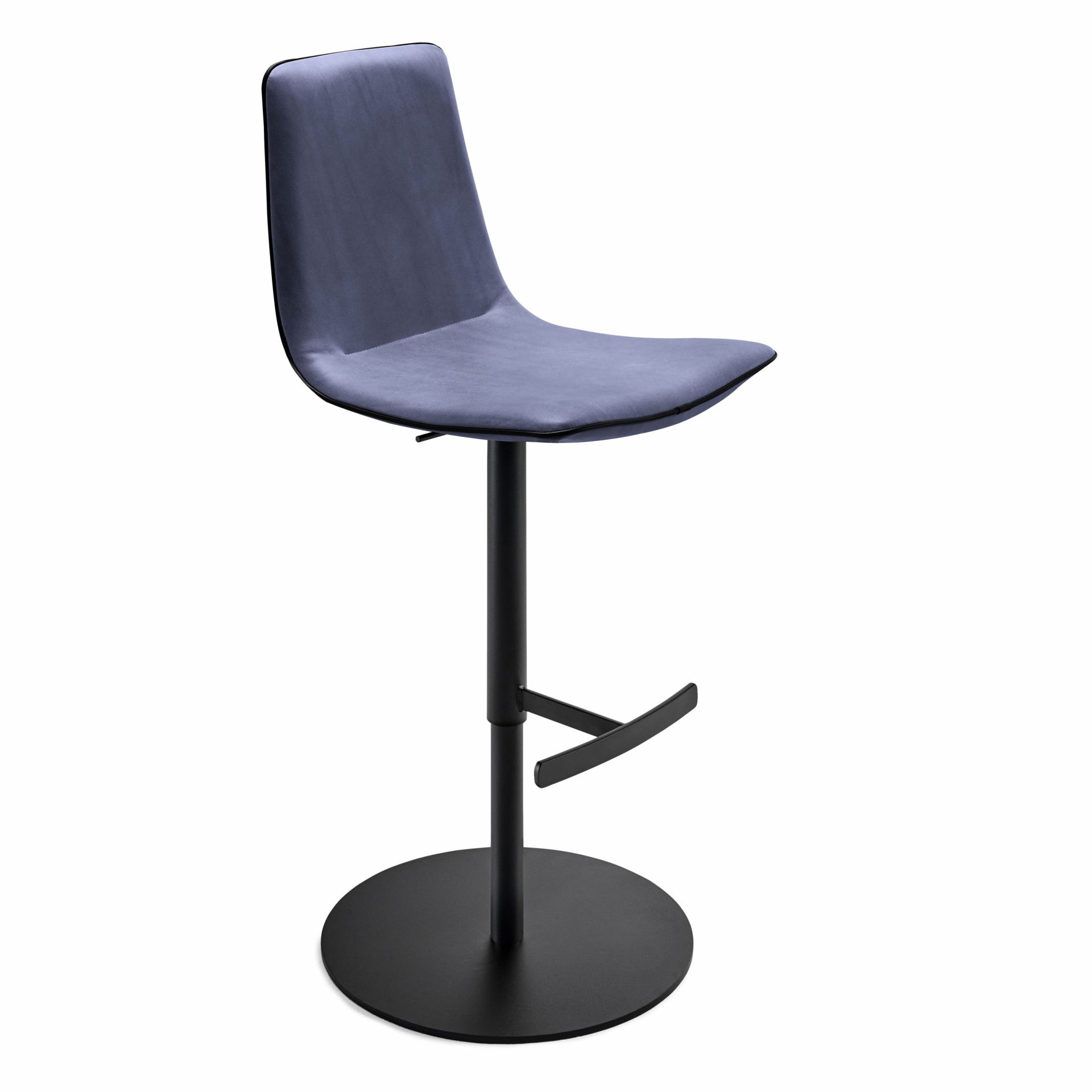 Amelie Barstuhl von Freifrau Manufaktur mit blauem Bezug und schwarzem Fuß. Moderner Barhocker.
