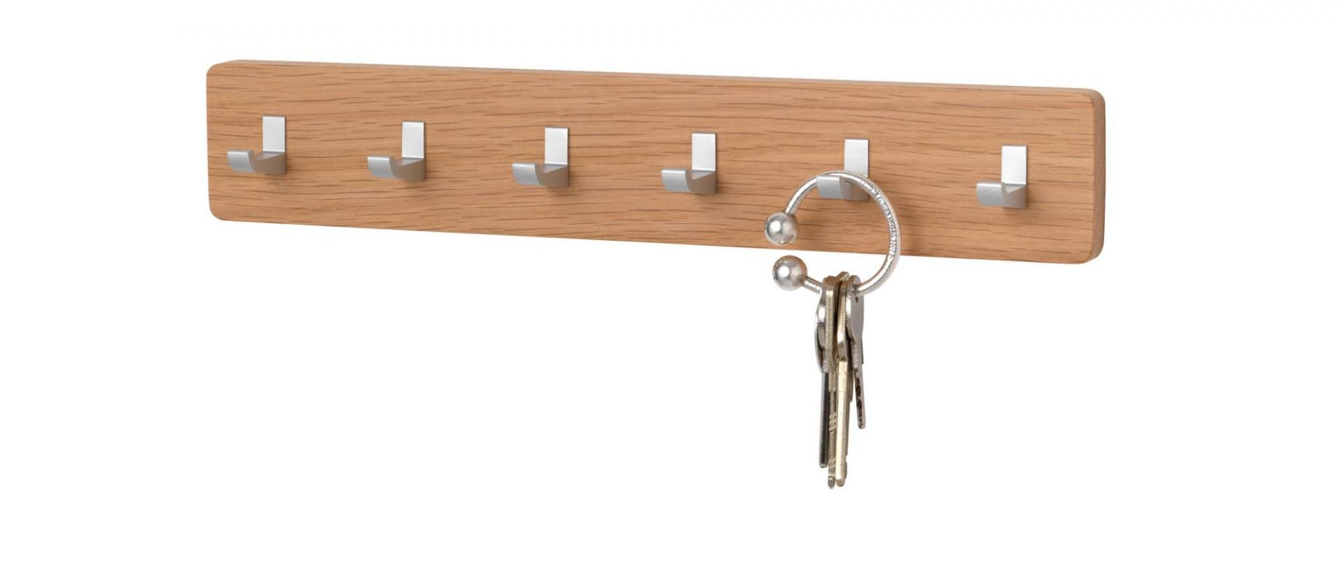 Schönbuch Key Bar Schlüsselhakenleiste aus Eiche mit silbernen Haken und Schlüsselbund.