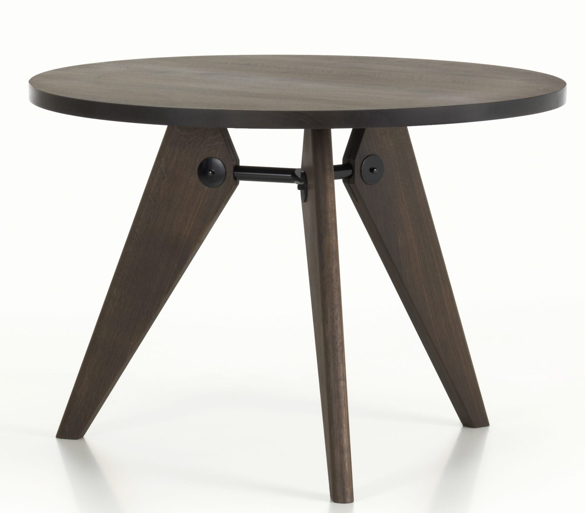 Gueridon Tisch von Vitra: Runder Esstisch aus dunklem Holz mit drei Beinen.