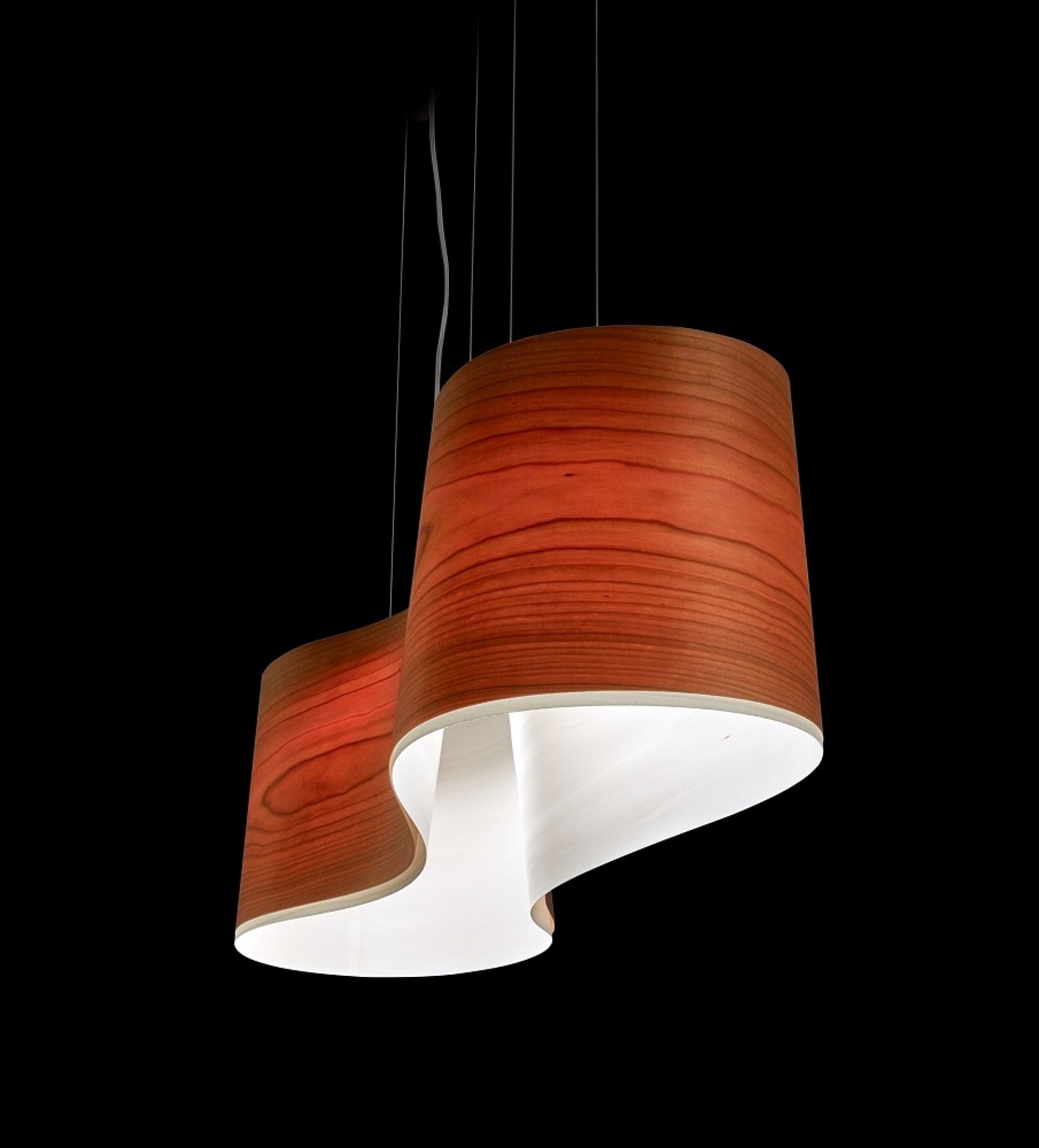 New Wave Pendelleuchte von LZF Lamps: Moderne Hängeleuchte aus Holzfurnier mit wellenförmigem Design.