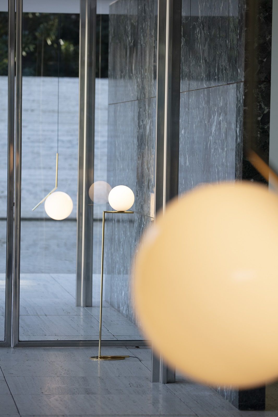 IC F1 Stehleuchte in Gold: Moderne Designerlampe mit Kugel-Leuchtkörper für stilvolle Innenräume.