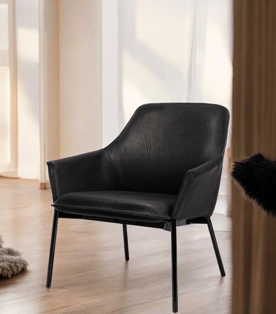 Schwarzer Grace Lounge Chair Low von Freifrau Manufaktur mit Lederbezug und Metallgestell.