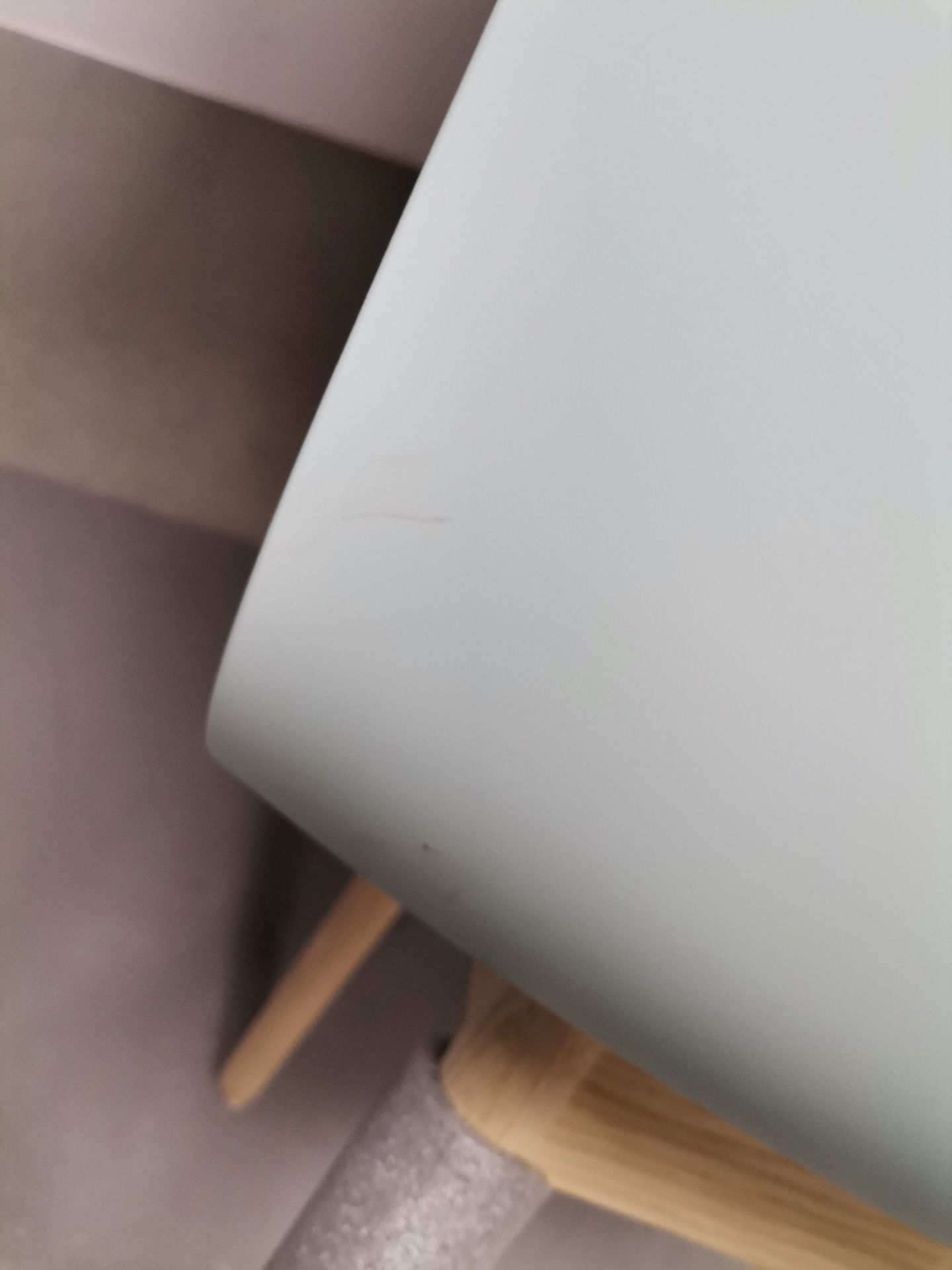 Detailaufnahme: About a Chair AAC12 Stuhl in Dusty Mint mit seifigen Eichenbeinen, Mängelexemplar.