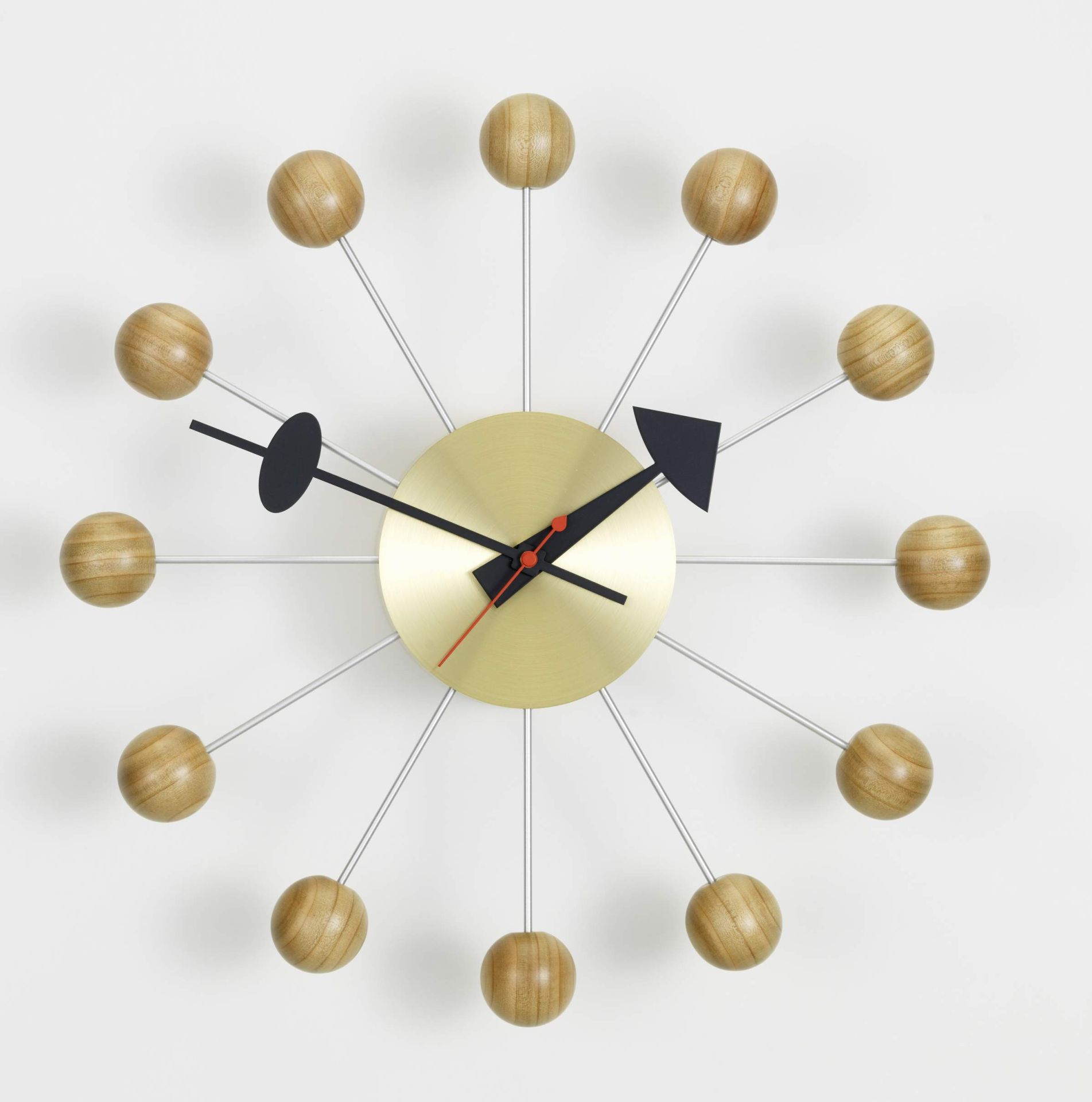 Vitra Ball Clock Wanduhr mit Kirschbaumholz Kugeln und goldenem Ziffernblatt. Designklassiker für die Wand.