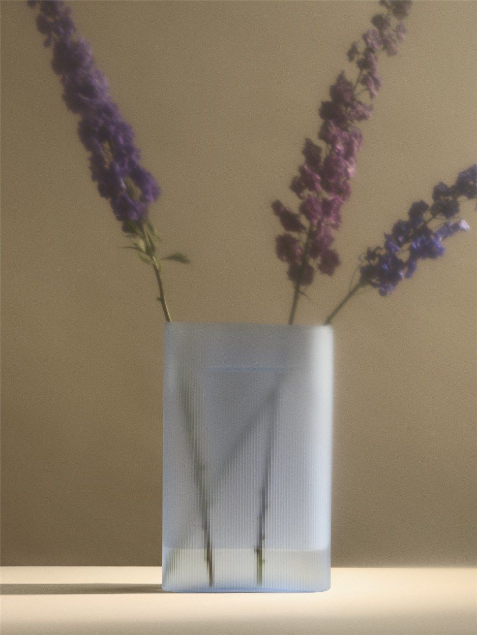 Ridge Vase Muuto Milchglas Hellblau H 35 cm