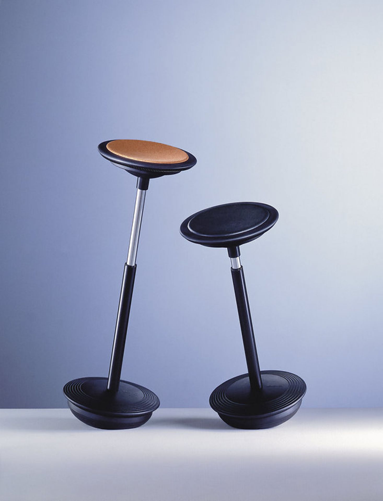 Wilkhahn Stitz Stehhilfe mit schwarzem Gestell und braunem Sitzbezug, ergonomischer Stehsitz für dynamisches Sitzen.