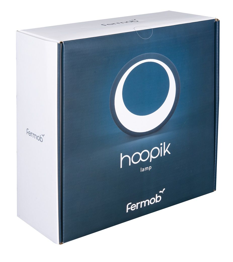 Verpackung der Hoopik Tischleuchte von Fermob, moderne LED-Lampe für den Innenbereich.