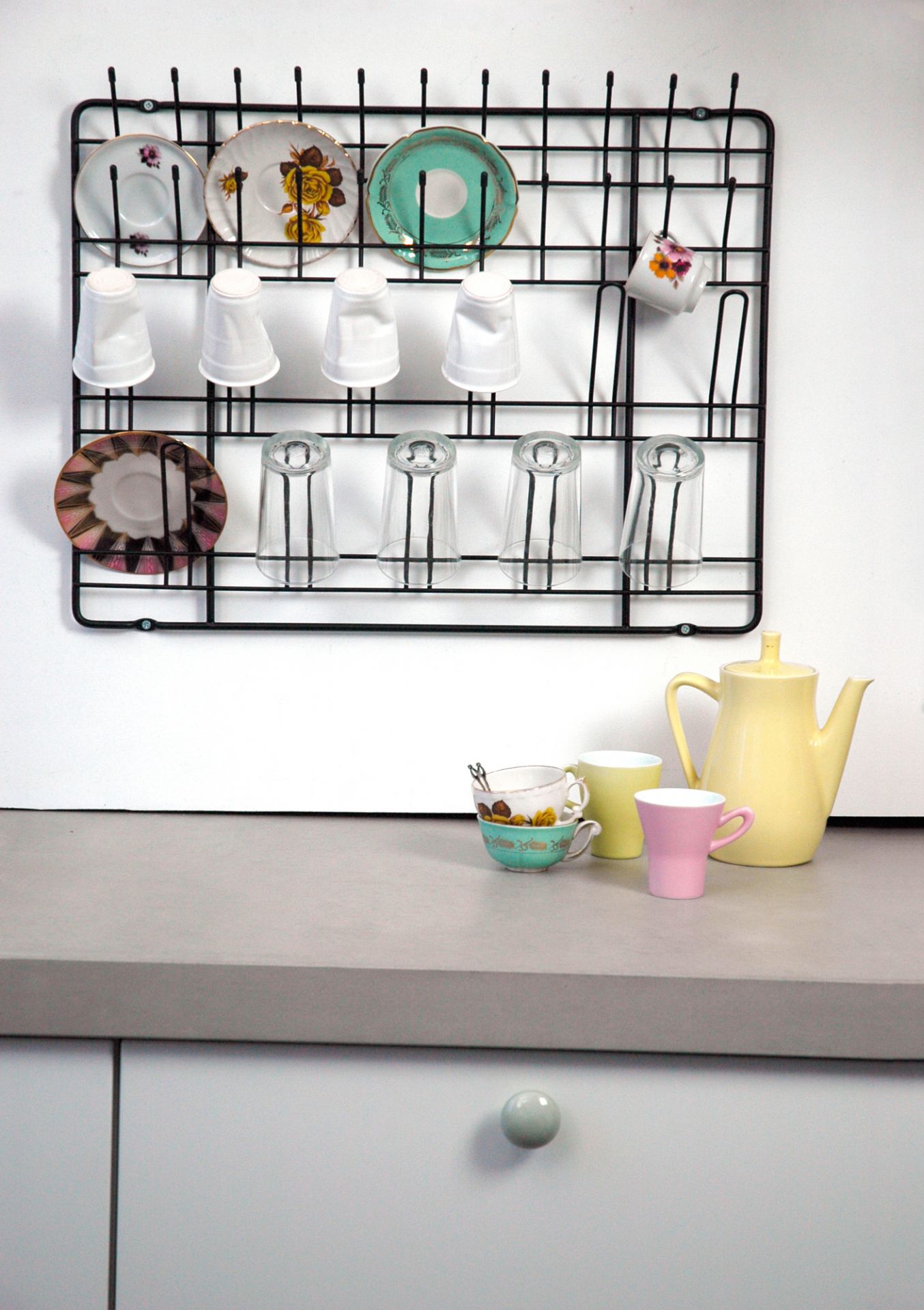 Schwarze Puhlmann Stow & Hang Frame Garderobe mit Geschirr und Gläsern. Wandgarderobe für Küche und Esszimmer.