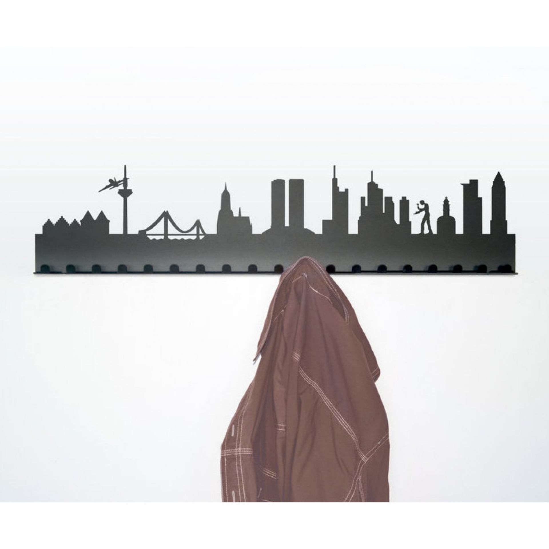 Radius Städtegarderobe: Schwarze Skyline Garderobe mit Jacke an der Wand. Design Garderobenleiste für Flur und Eingangsbereich.