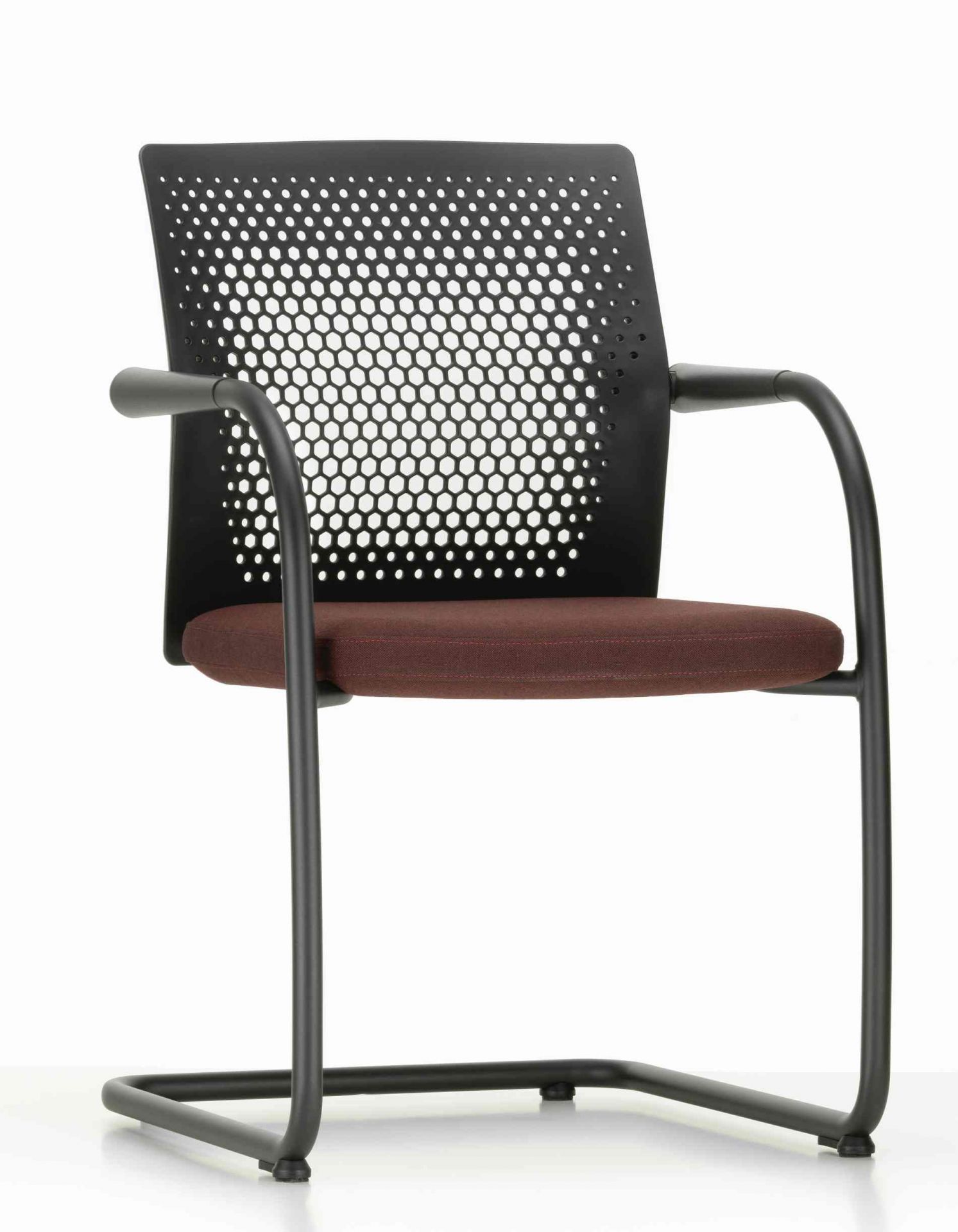 ID Visitor Air Freischwinger von Vitra: Bürostuhl mit braunem Sitzpolster und schwarzer, perforierter Rückenlehne.