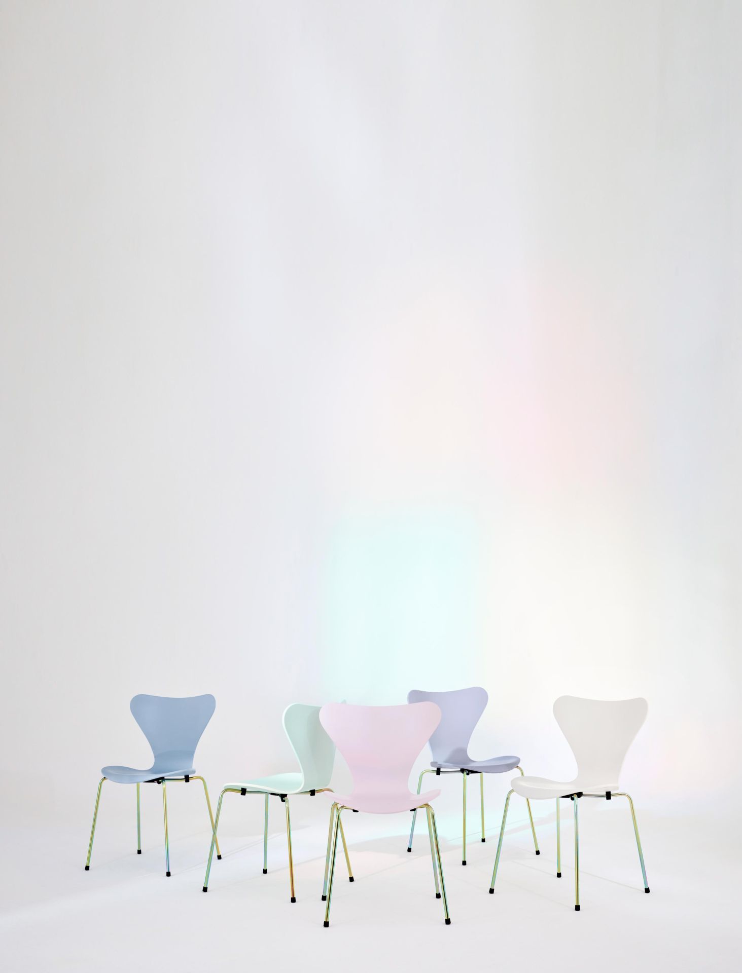Fünf Fritz Hansen Serie 7 Stühle in Pastellfarben mit Regenbogen-Gestell. Designklassiker.