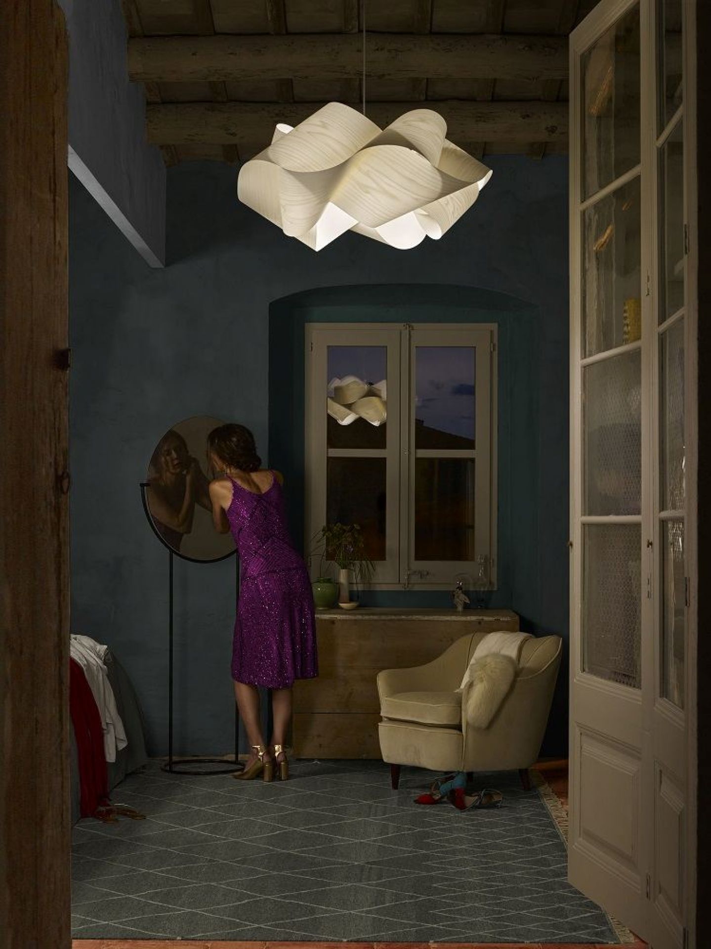 Swirl Pendelleuchte in Elfenbeinweiß von LZF Lamps: Moderne Hängelampe im Schlafzimmer.