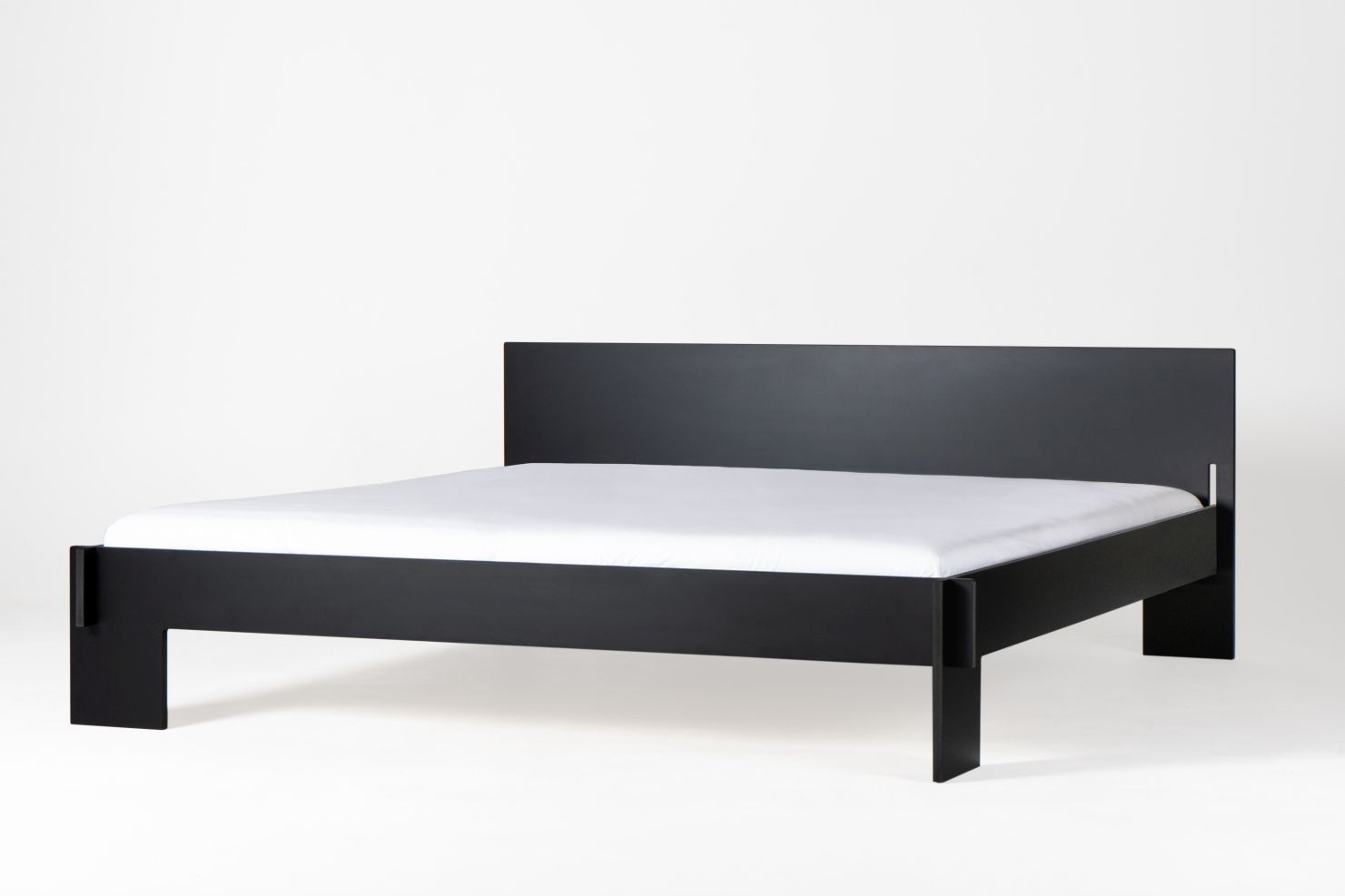 Schwarzes Siebenschläfer Bett mit Kopfteil von Nils Holger Moormann, Größe 160 x 200 cm.