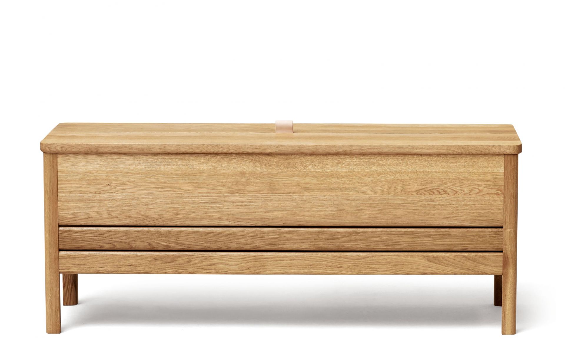 A Line Truhenbank aus Eiche von Form & Refine, moderne Holzbank mit Stauraum.