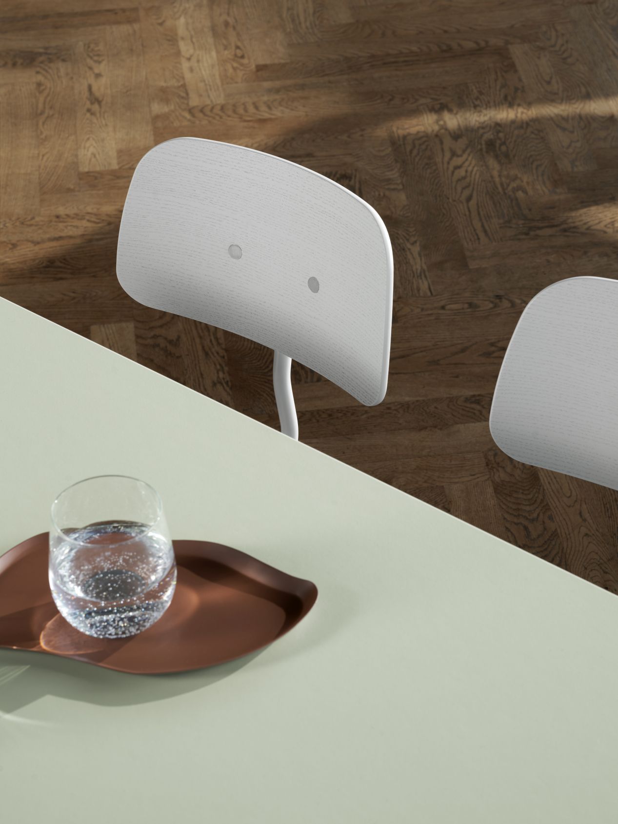 Detailaufnahme: Kevi Stuhl mit Eichenholz-Sitzfläche und verchromtem Gestell, modernes Design für Büro und Wohnraum.