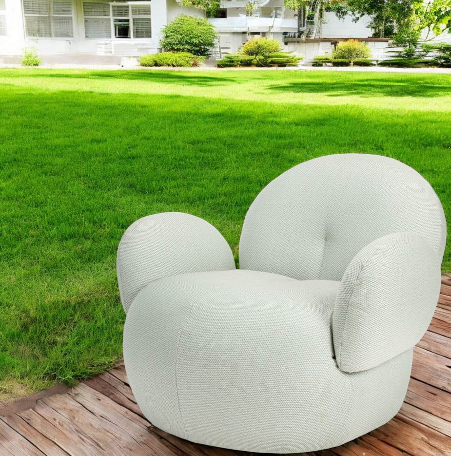 Nana Outdoor Sessel von Freifrau Manufaktur, hellgrauer Loungesessel für den Garten auf Holzterrasse.