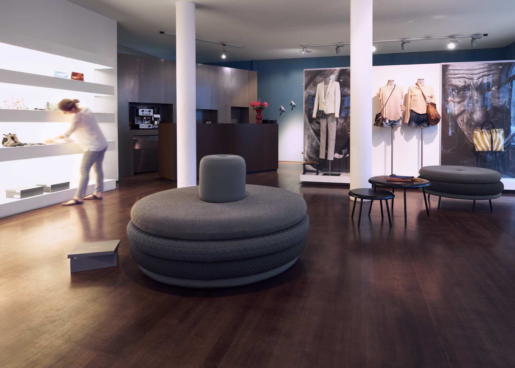 Grauer Island Tom Pouf Lounge von Richard Lampert im modernen Verkaufsraum, Sitzmöbel und Design.