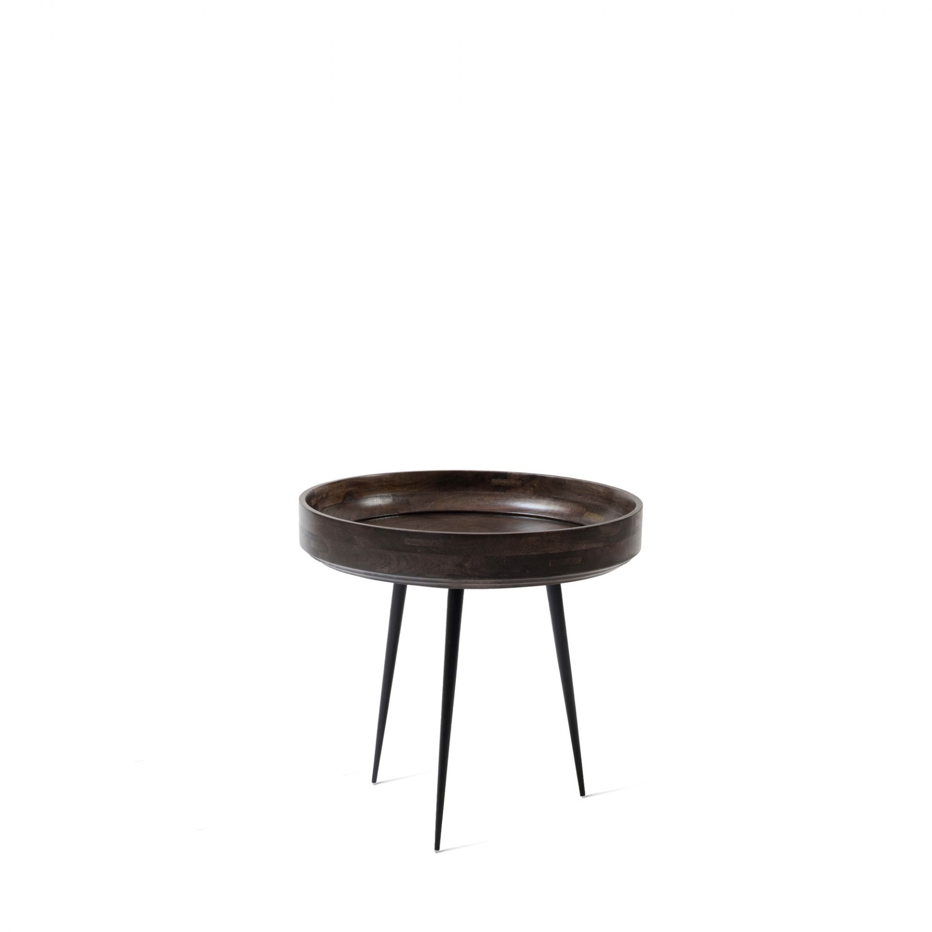 Kleiner runder Beistelltisch aus Mangoholz mit drei schwarzen Beinen auf weißem Hintergrund.