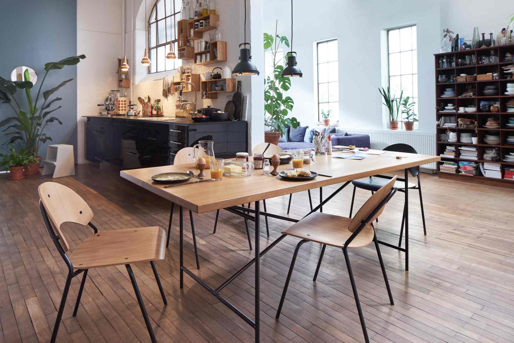 Heller Eiermann Tisch mit Frühstück in modernem Esszimmer. Richard Lampert Designmöbel.