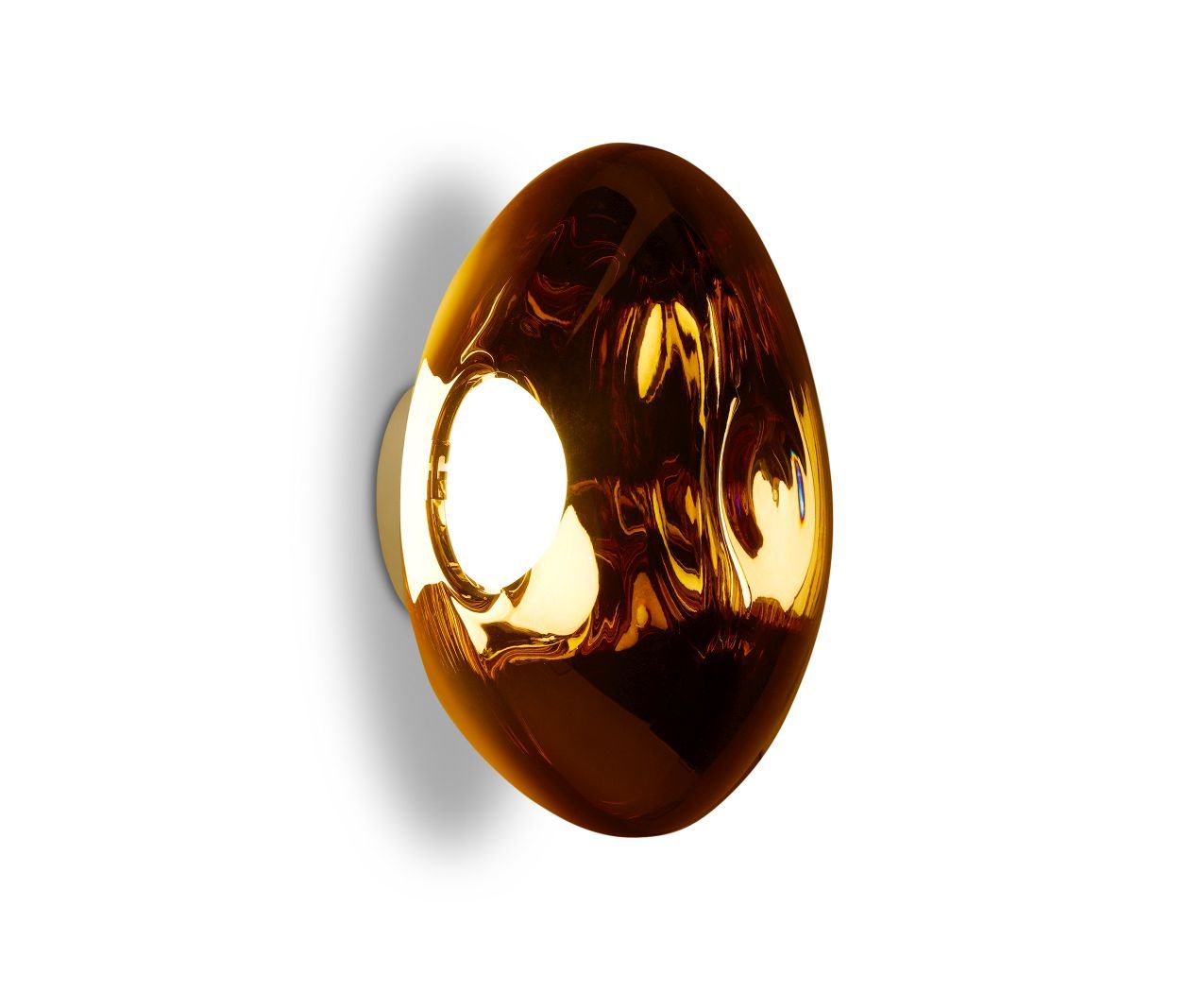 Nahaufnahme der goldenen Melt Surface LED-Wandleuchte von Tom Dixon, modernes Design, warmes Licht.