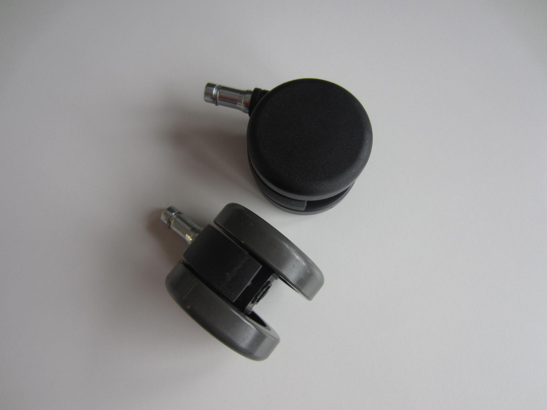 Vitra MedaPal Drehstuhlrollen, Bürostuhlrollen Durchmesser 60mm, Ersatzrollen für Meda Pal Bürostühle, zwei Rollen auf weißem Hintergrund.