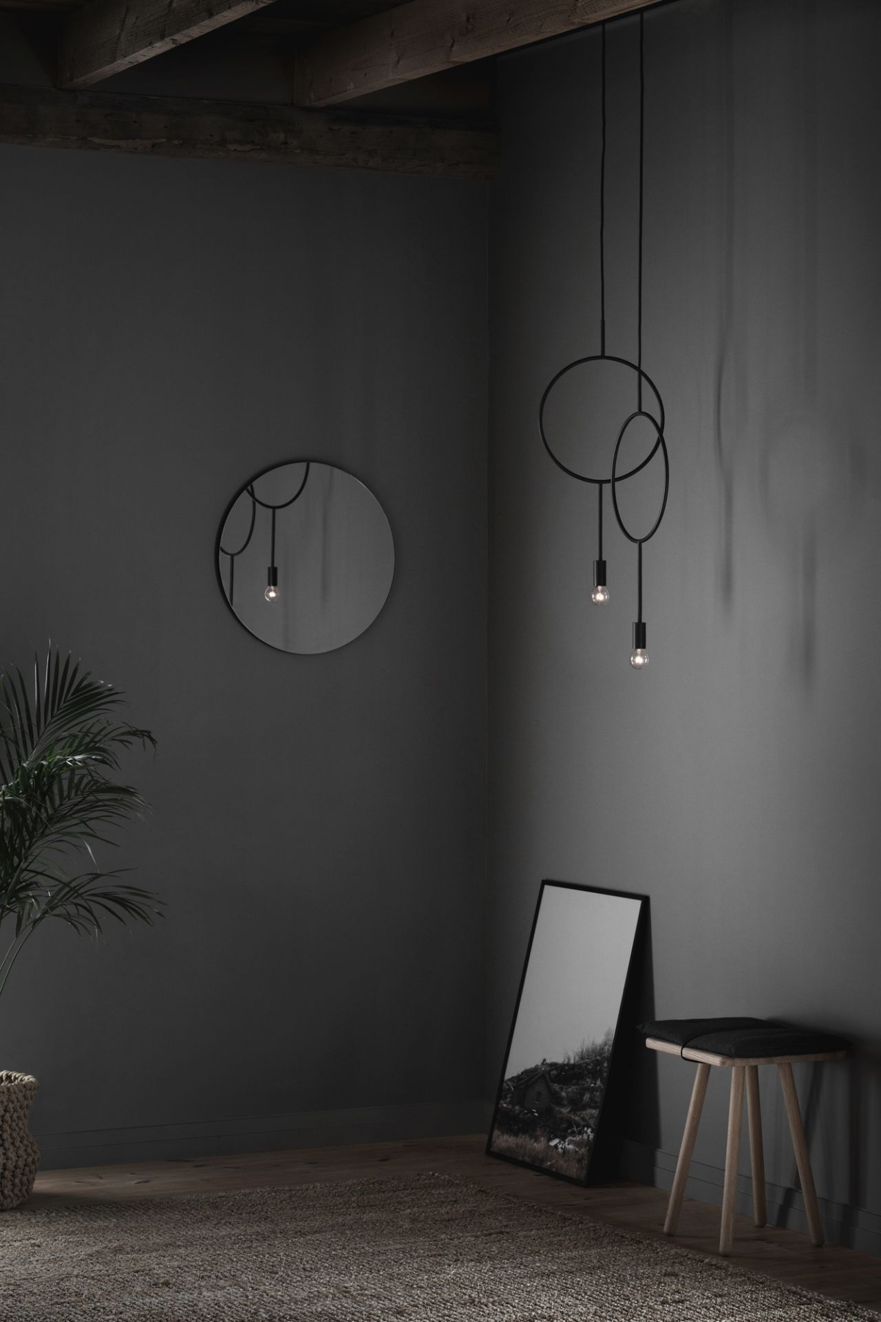Circle Pendelleuchte: Moderne Hängelampe mit kreisförmigem Design in dunklem Raum, minimalistische Beleuchtung.