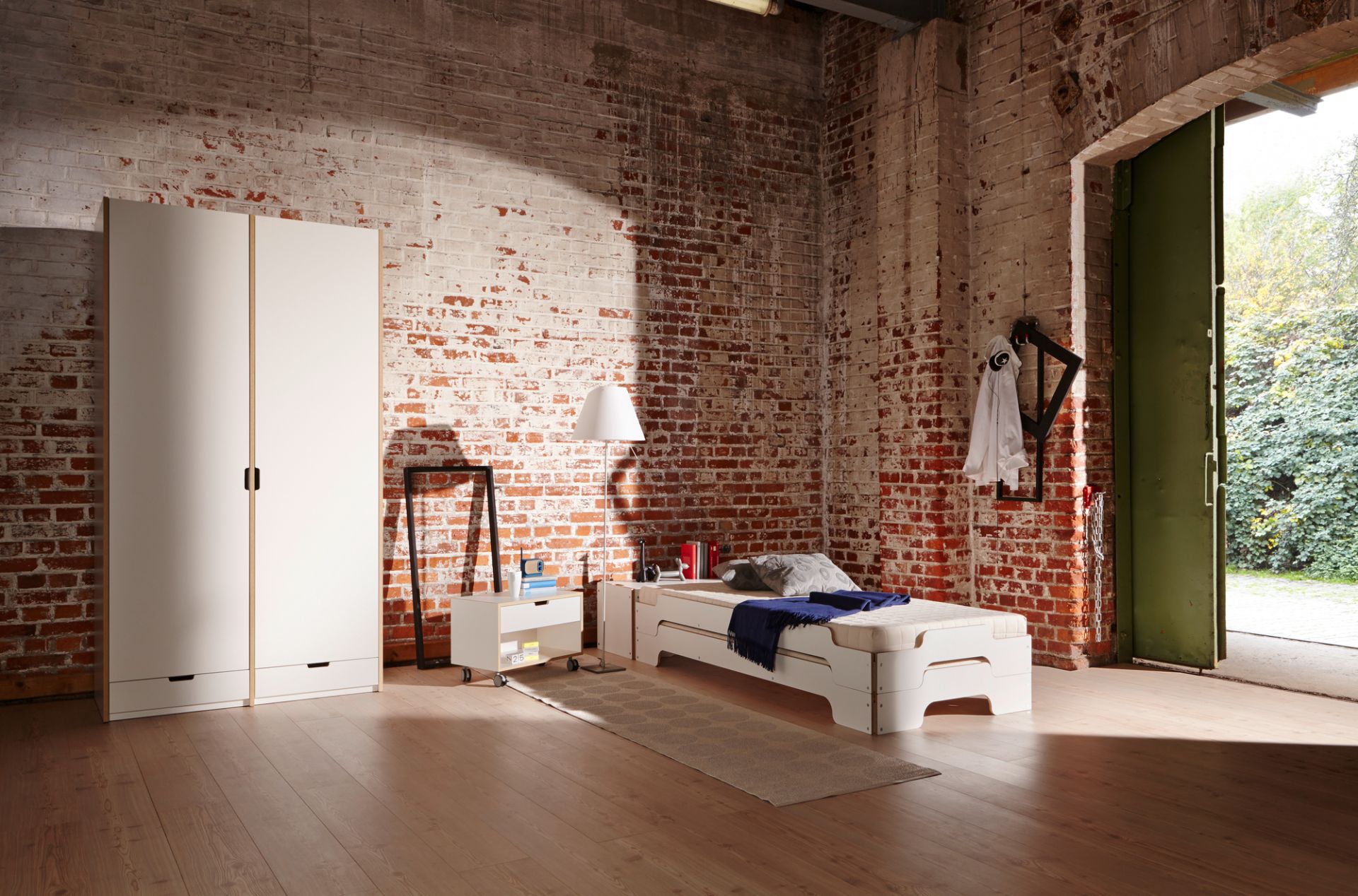 Weiße Stapelliege von Müller Möbelwerkstätten im Loft-Ambiente. Modernes Bett für Kinder- und Jugendzimmer.