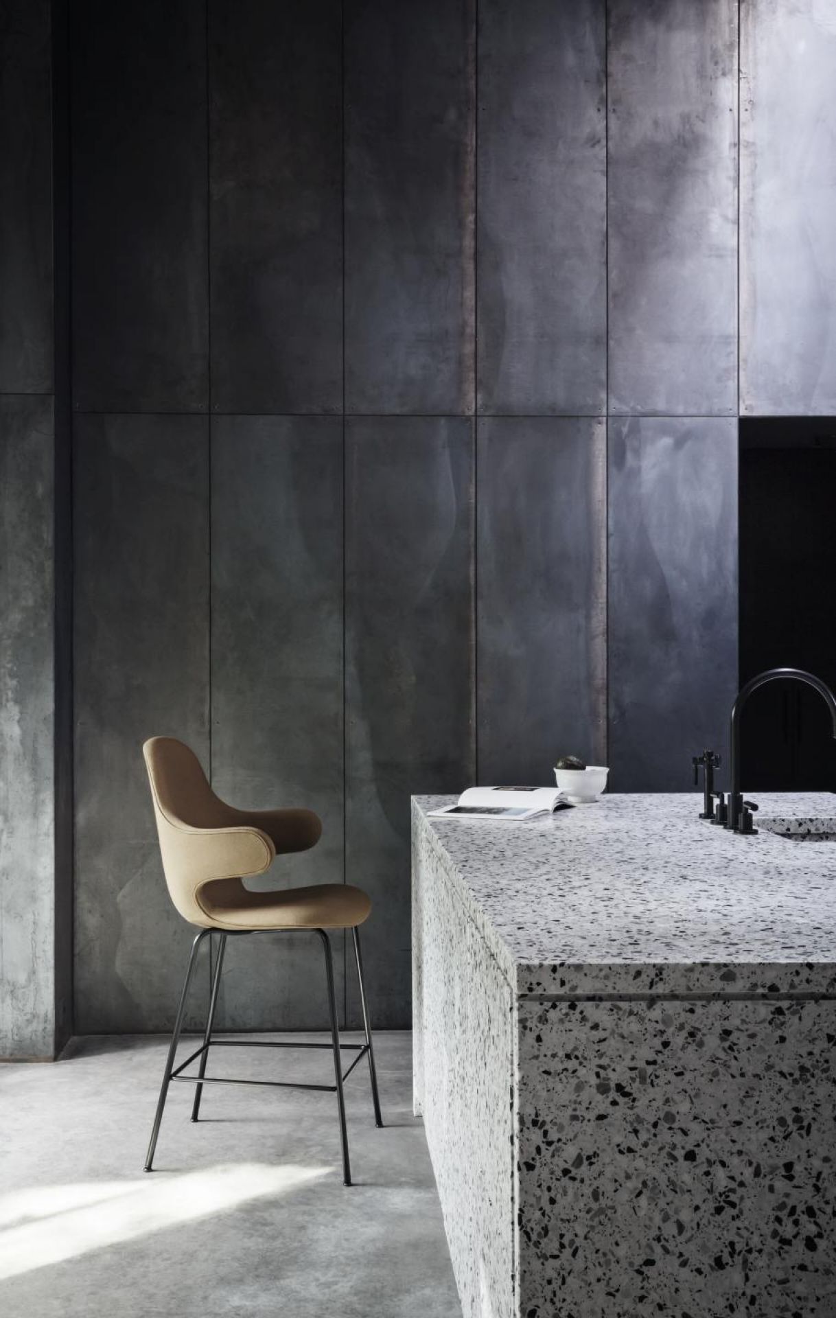 Catch Barstool JH17 Barhocker von AndTradition, gepolstert, in modernem Küchendesign mit Kücheninsel.