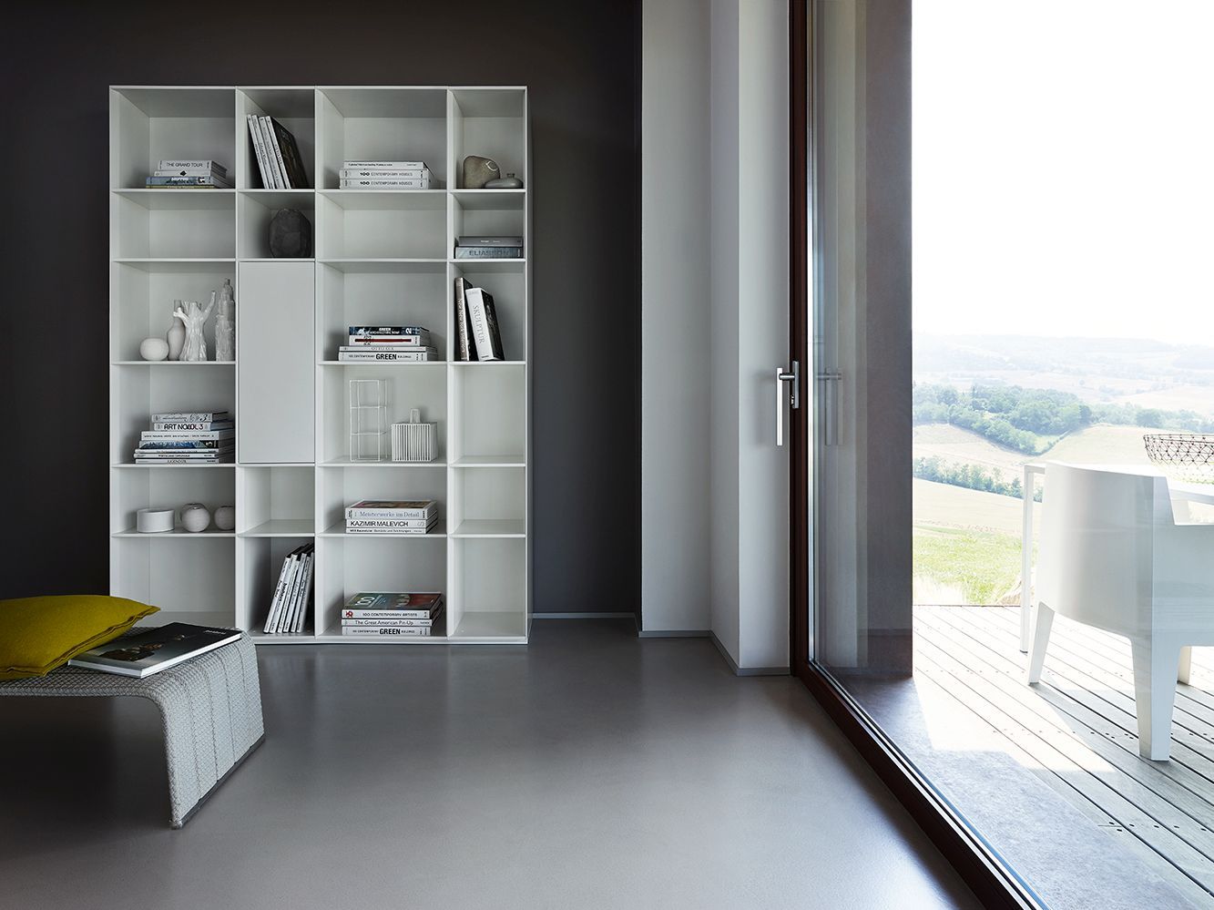 Helles Piure Regal mit offenen Fächern, gefüllt mit Büchern und Dekoration, im modernen Wohnzimmer.