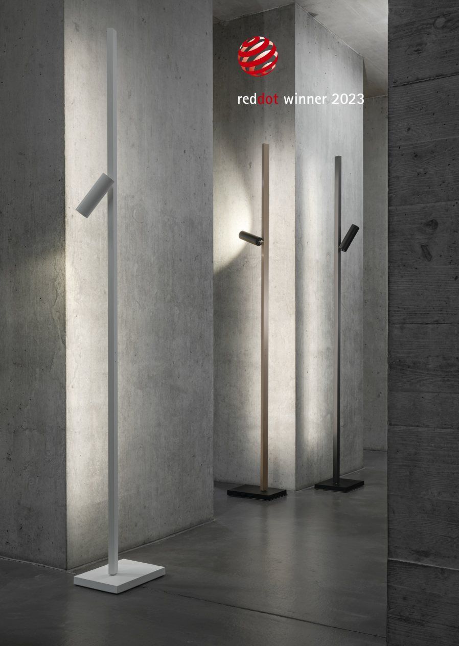 Zen X Stehleuchte von Steve Lechot Luminaires, minimalistisches Design in Weiß, Holz und Schwarz, Red Dot Winner 2023.