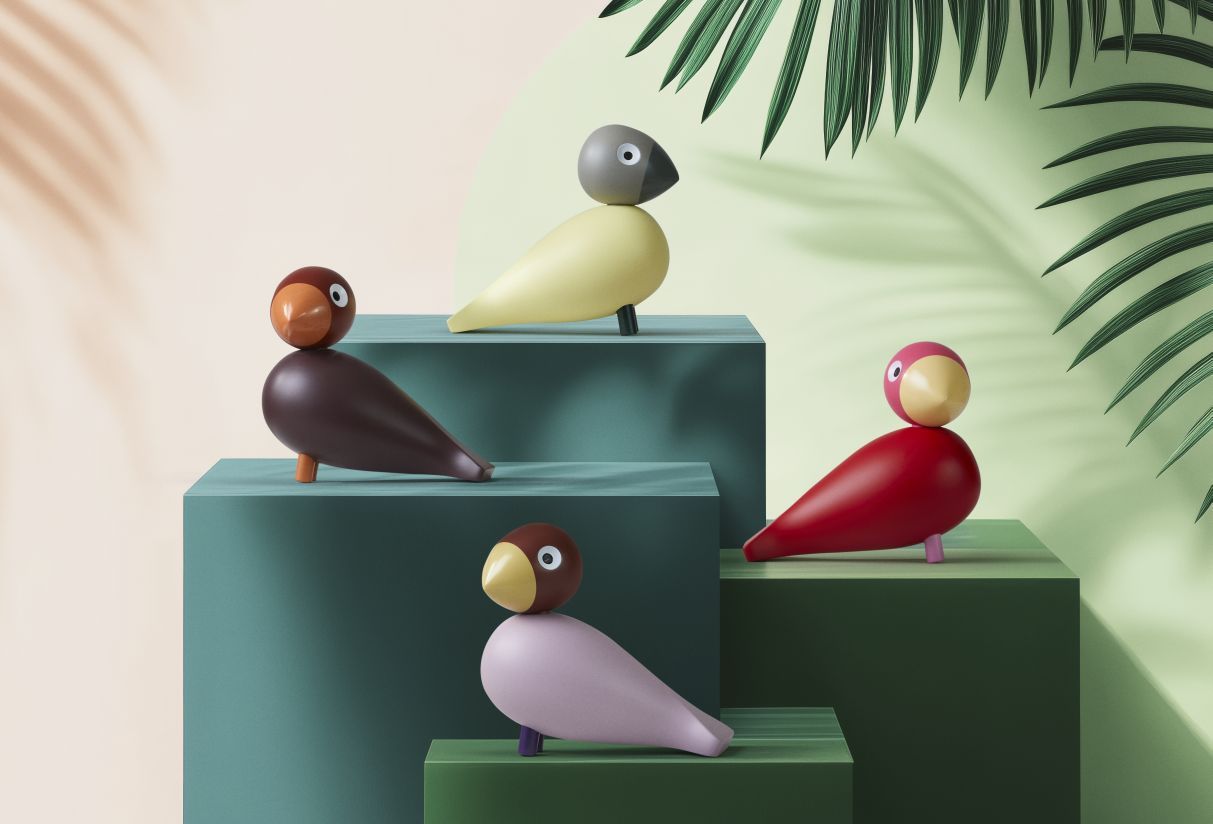 Kay Bojesen Year Bird Bella 2025, H12.5 cm, beige, grau, Holzfiguren auf grünen Blöcken.