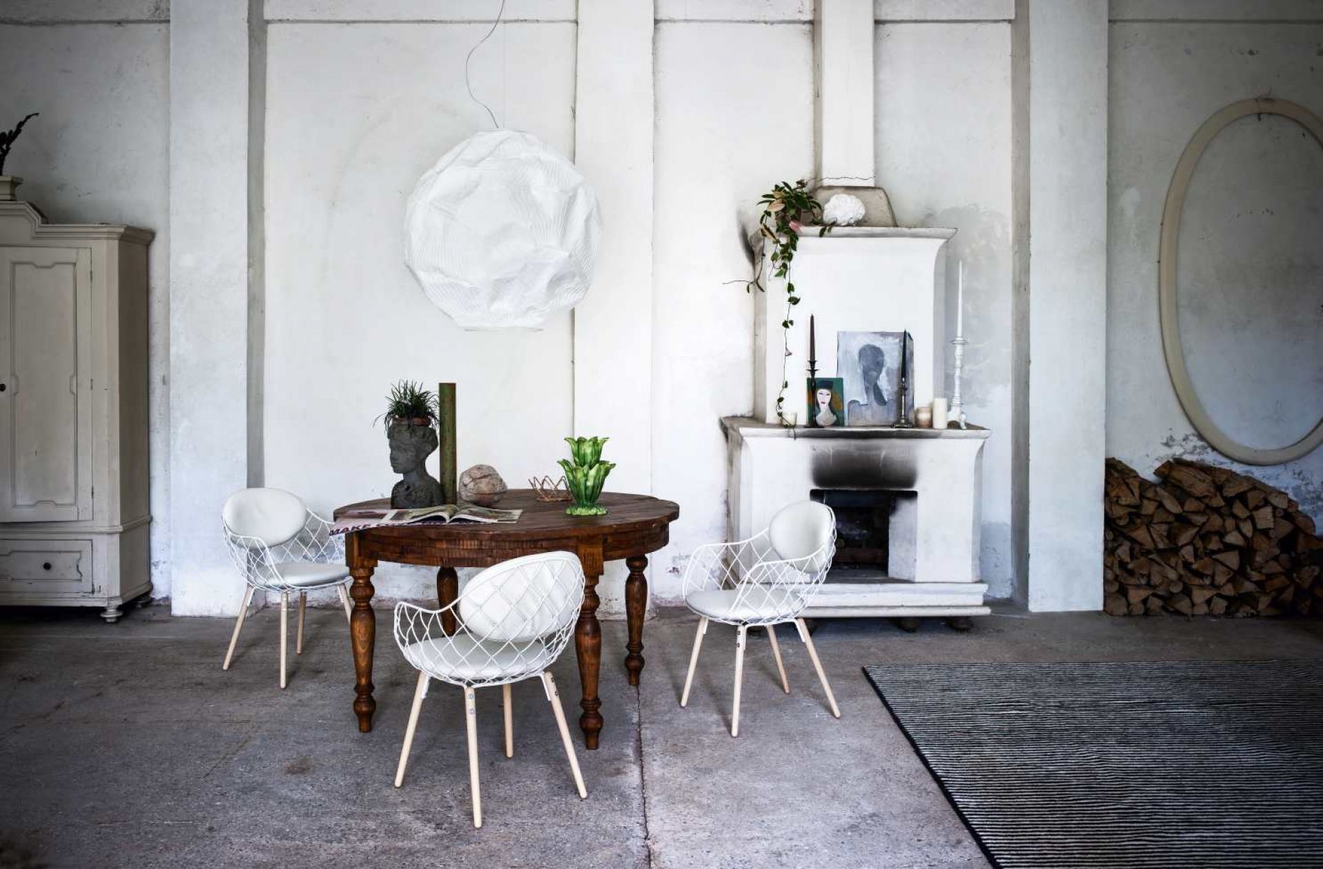 Esszimmer mit drei Piña Armchair Sesseln von Magis um einen Holztisch.