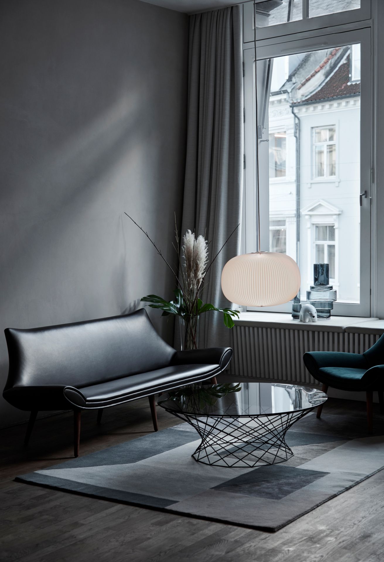 Wohnzimmer mit Le Klint Lamella Pendelleuchte, Design Lampe in Weiß, skandinavisches Design.