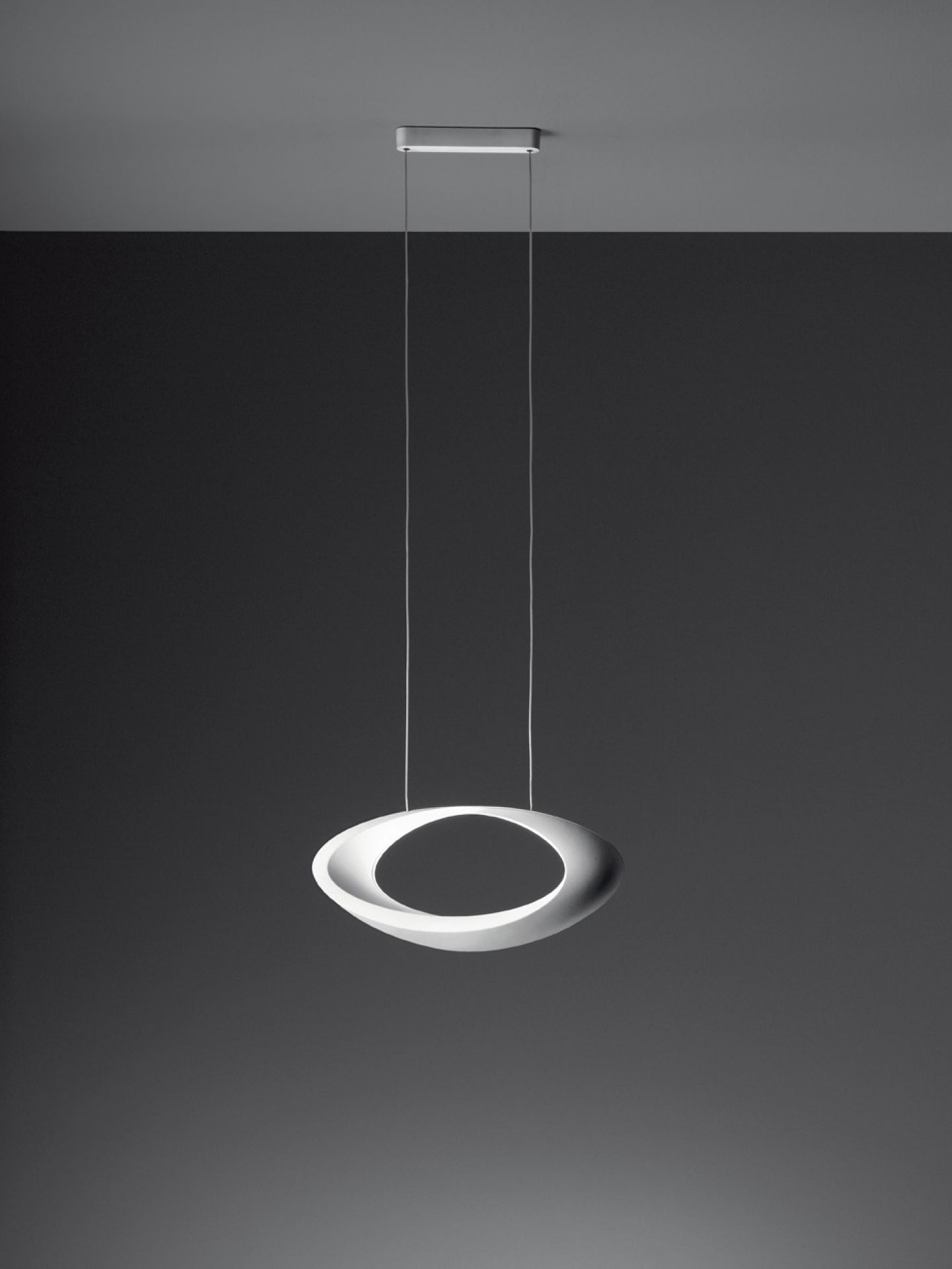 Cabildo LED Pendelleuchte von Artemide: Moderne Hängelampe mit indirektem Licht und elegantem Design.