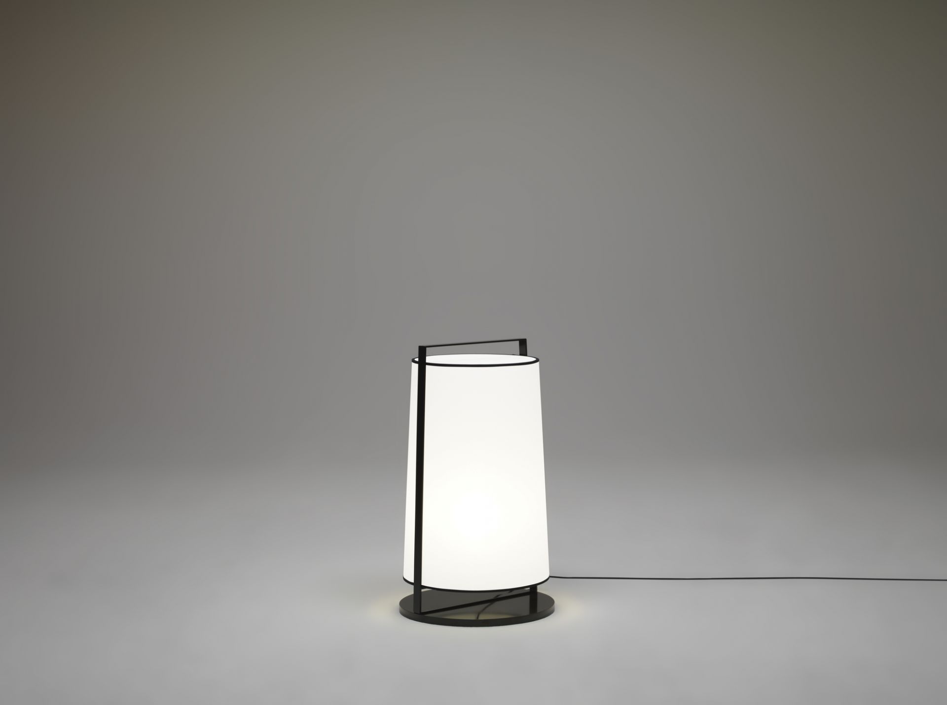 Bild einer modernen Tooy Stehleuchte Macao mit schwarzem Gestell und weißem Lampenschirm.