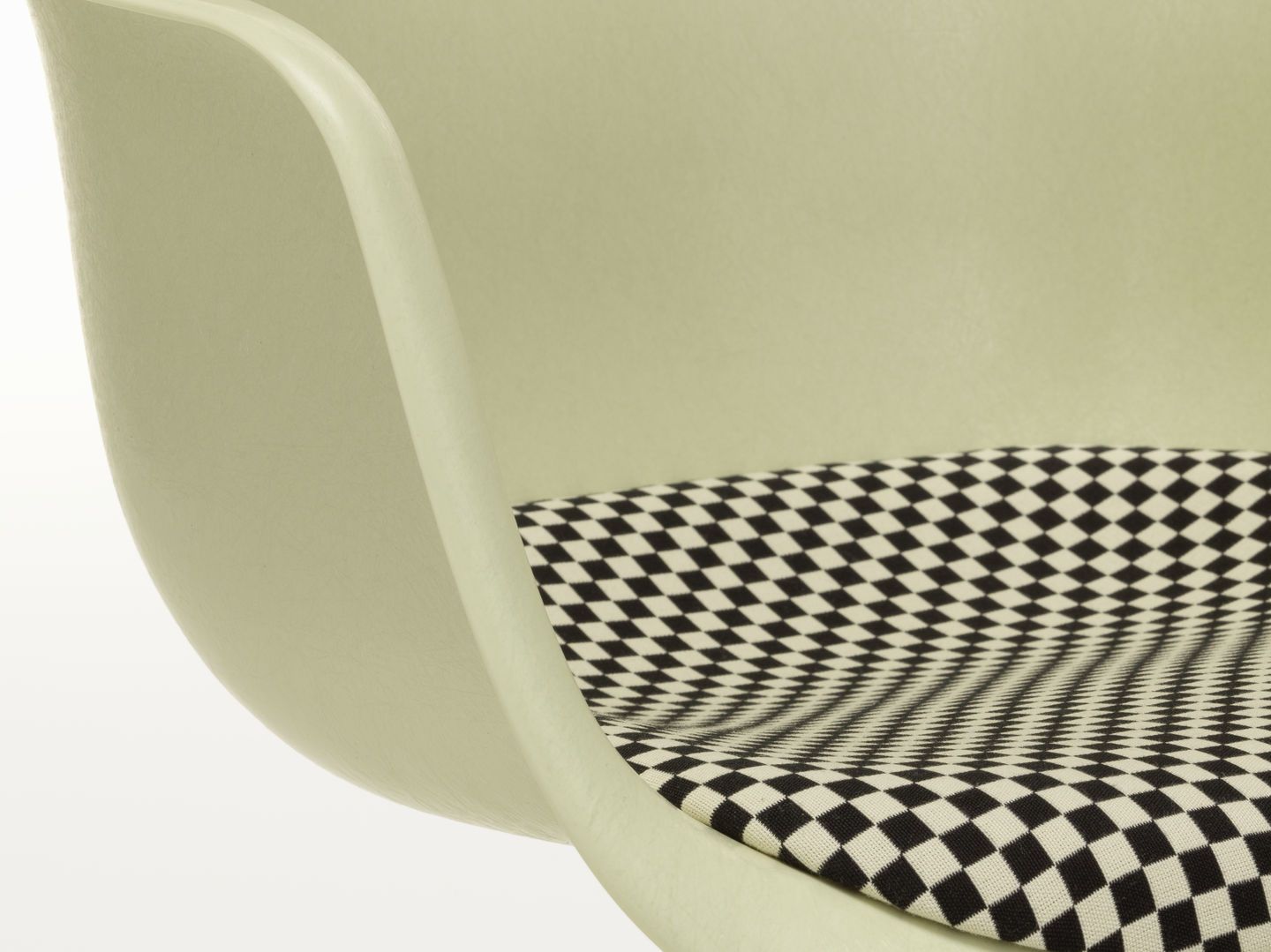 Eames Plastic Arm Chair DAL mit Sitzpolster Vitra